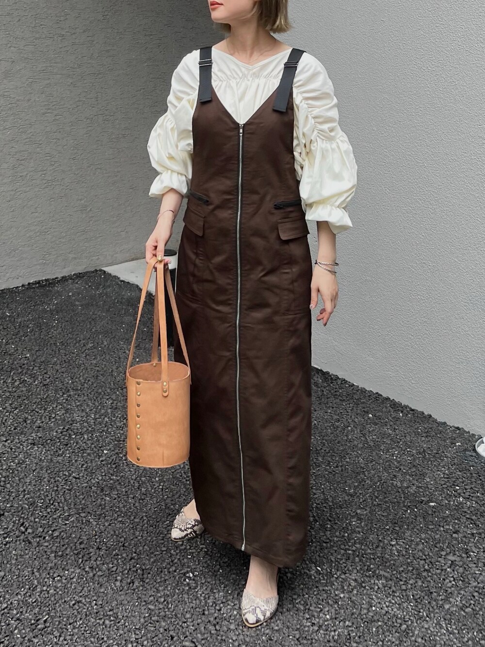 「秋のコーデ、きれいめカジュアル、オトナカジュアル、大人女子、秋カラー、ジャンパースカート、ワンピース、ミリタリー、アウトドアコーデ、ミリタリーコーデ、コラボ、ブラウン、ブラウス、秋色コーデ、秋服準備はじめました」｜「ECRIREの【creamコラボ】フロントジップジャンスカ（ジャンパースカート、ブラウン系）」を使った、Creamさん（レディース・158cm）の夏コーディネートの1枚目の写真