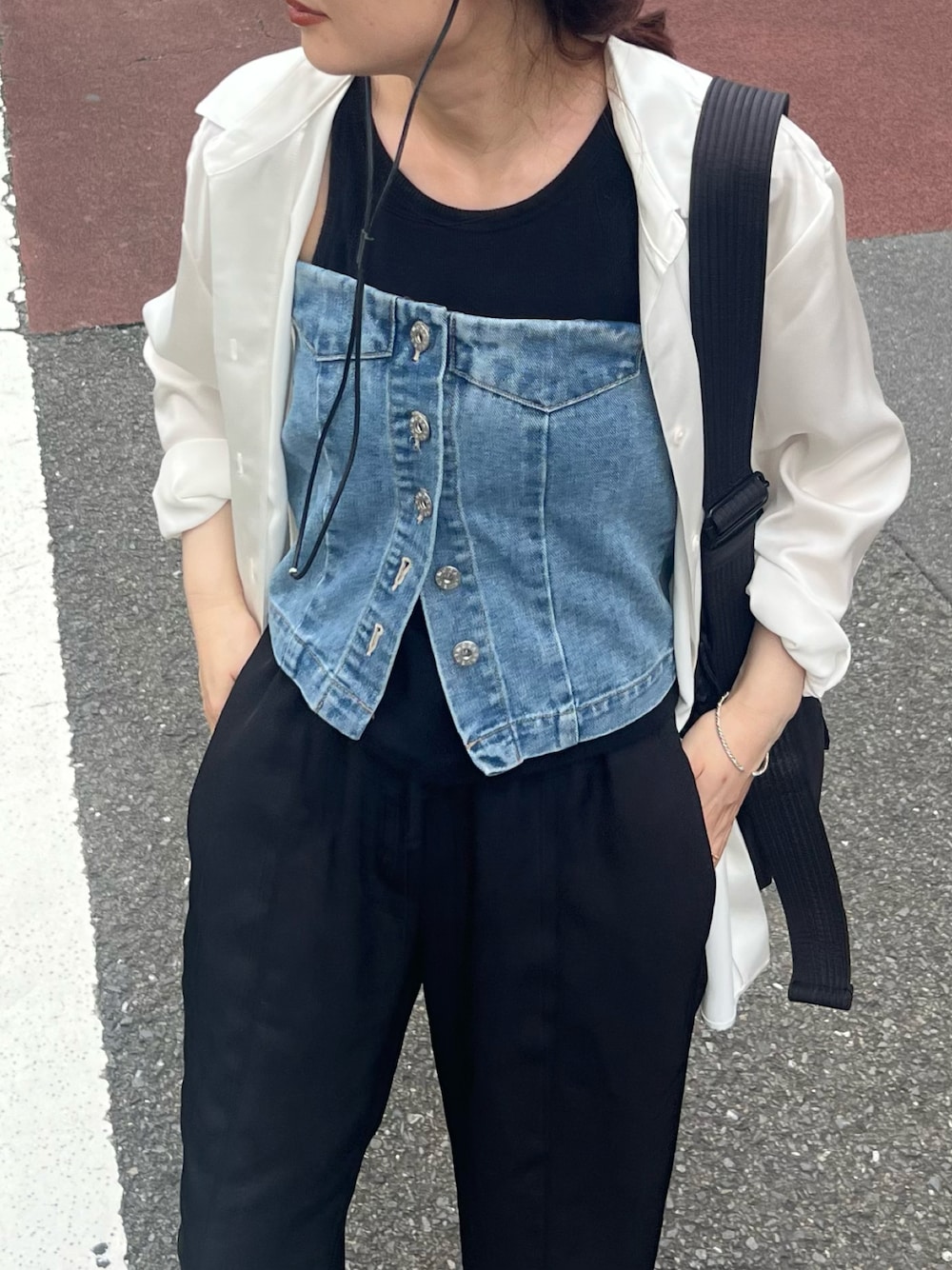 「レイヤードスタイル、プチプラ、きれいめカジュアル、夏コーデ、さらっと晴れやかスナップ、大人コーデ、大人カジュアルコーデ、大人カジュアル、シンプルスタイル、デニム、ビスチェ、シャツスタイル、シャツ、ユニクロ、ユニクロコーデ」｜「select MOCAのデニムチューブビスチェ（チューブトップ、ブルー系）」を使った、Creamさん（骨格ウェーブ・レディース・158cm）の夏コーディネートの1枚目の写真