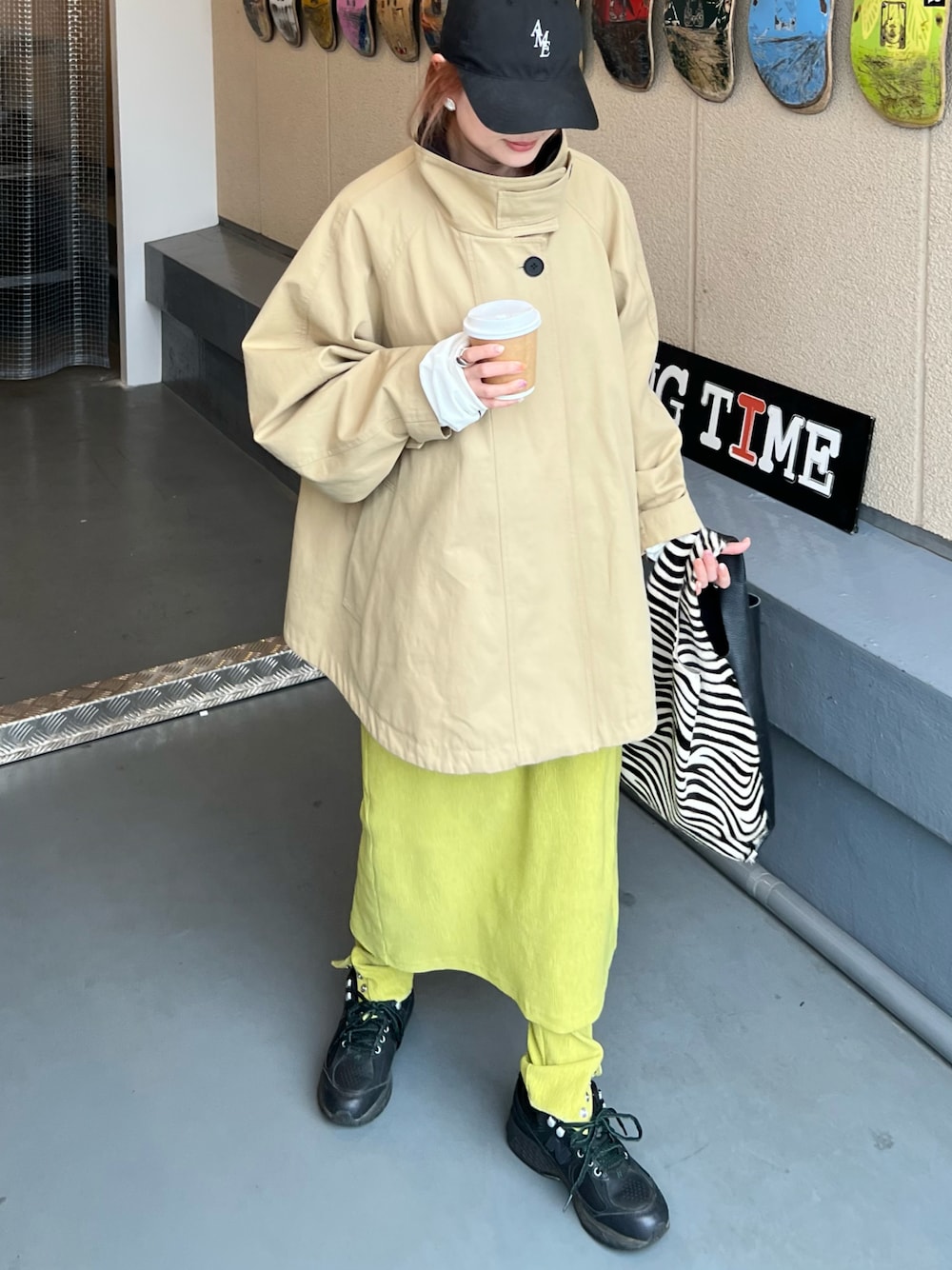 「休日コーデ、お出かけコーデ、大人コーデ、大人ファッション、アウター、アウターコーデ、トレンチコート、春アウター、ニューバランス、イエロー、イエローコーデ、キャップ、スニーカーコーデ、ストリート、ロングスカート」｜「AMERICANAの【Americana for SALON】別注ベーシックキャップ（キャップ、ブラック系）」を使った、Creamさん（骨格ウェーブ・レディース・158cm）の春コーディネートの1枚目の写真