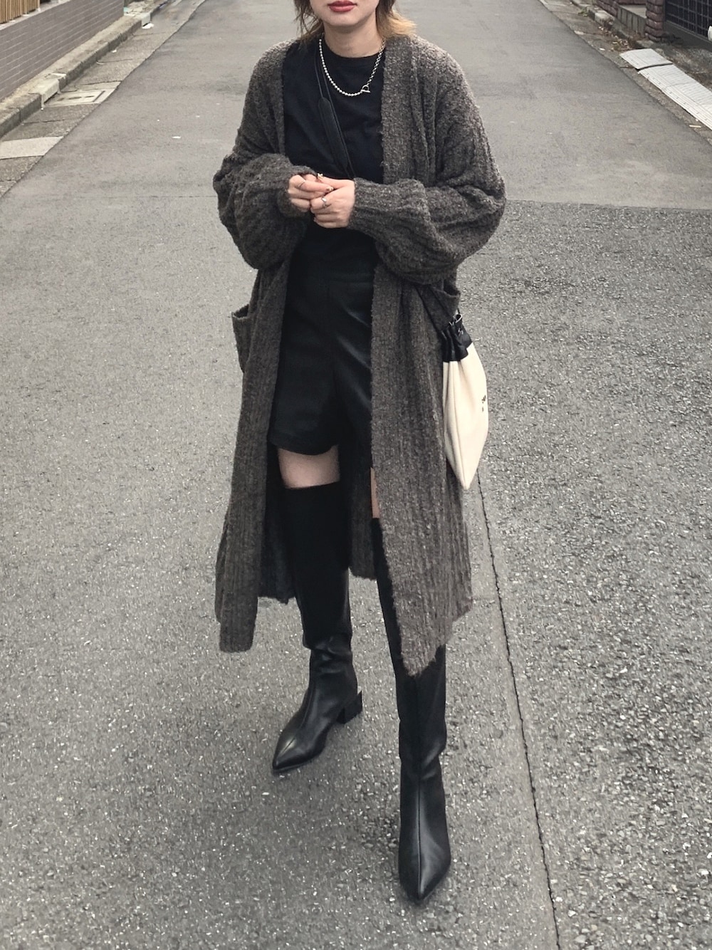 ブラウン系のカーディガン/ボレロ、ブラック系のTシャツ/カットソー、ブラック系のその他パンツを着用したレディースの秋コーディネートの1枚目の写真