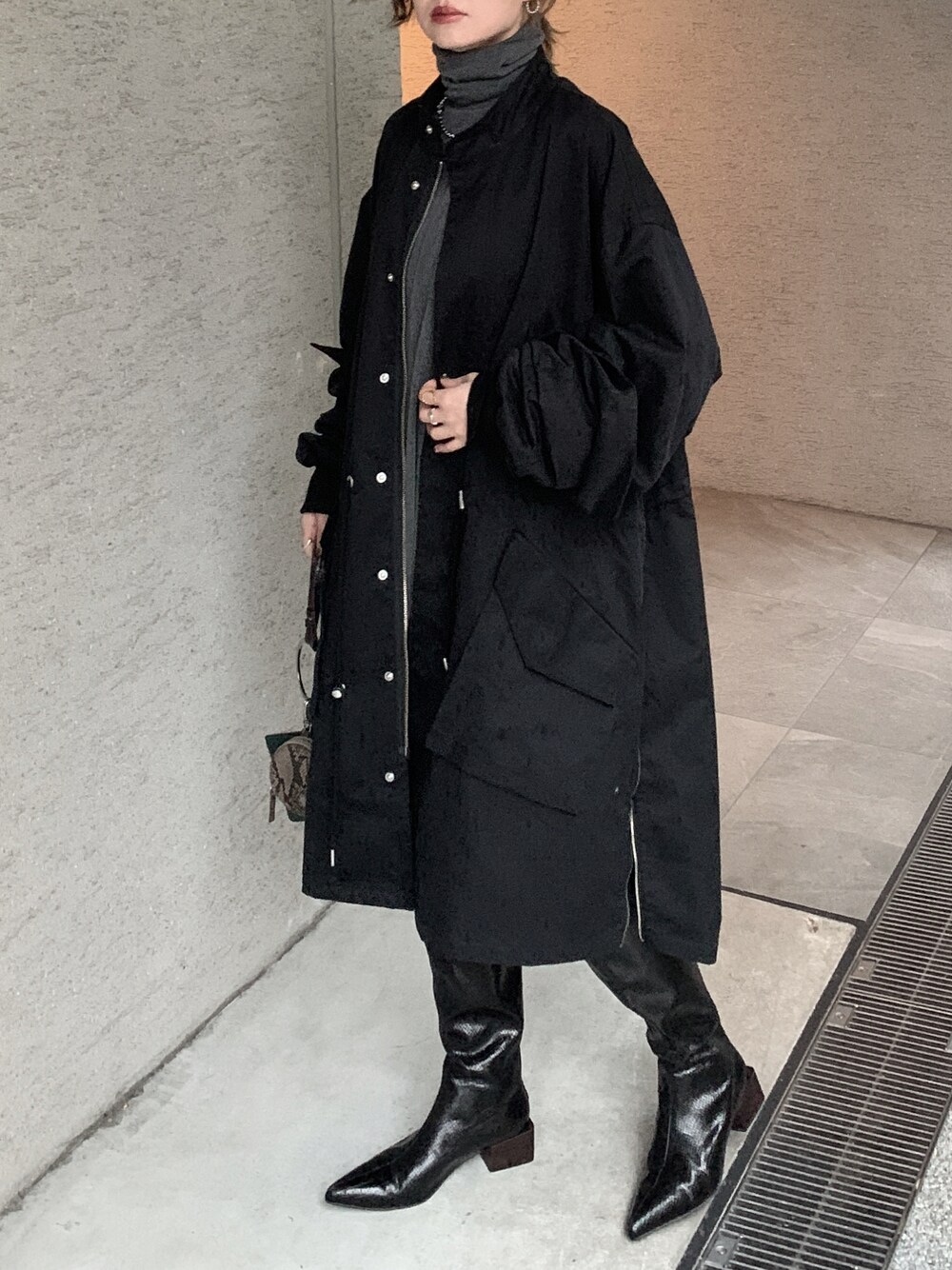 「秋コーデ、大人女子、モノトーンコーデ、ブラック、ブラックコーデ、モッズコート、アスレジャー、ロングブーツ、ブーツスタイル、雨の日コーデ、雨、パイソン柄、ラクチンコーデ、カジュアル、モード」｜「INTERPLAYの【INTERPLAY】オーバーサイズモッズコート<UNISEX>（モッズコート、ブラック系）」を使った、Creamさん（レディース・158cm）の秋コーディネートの1枚目の写真
