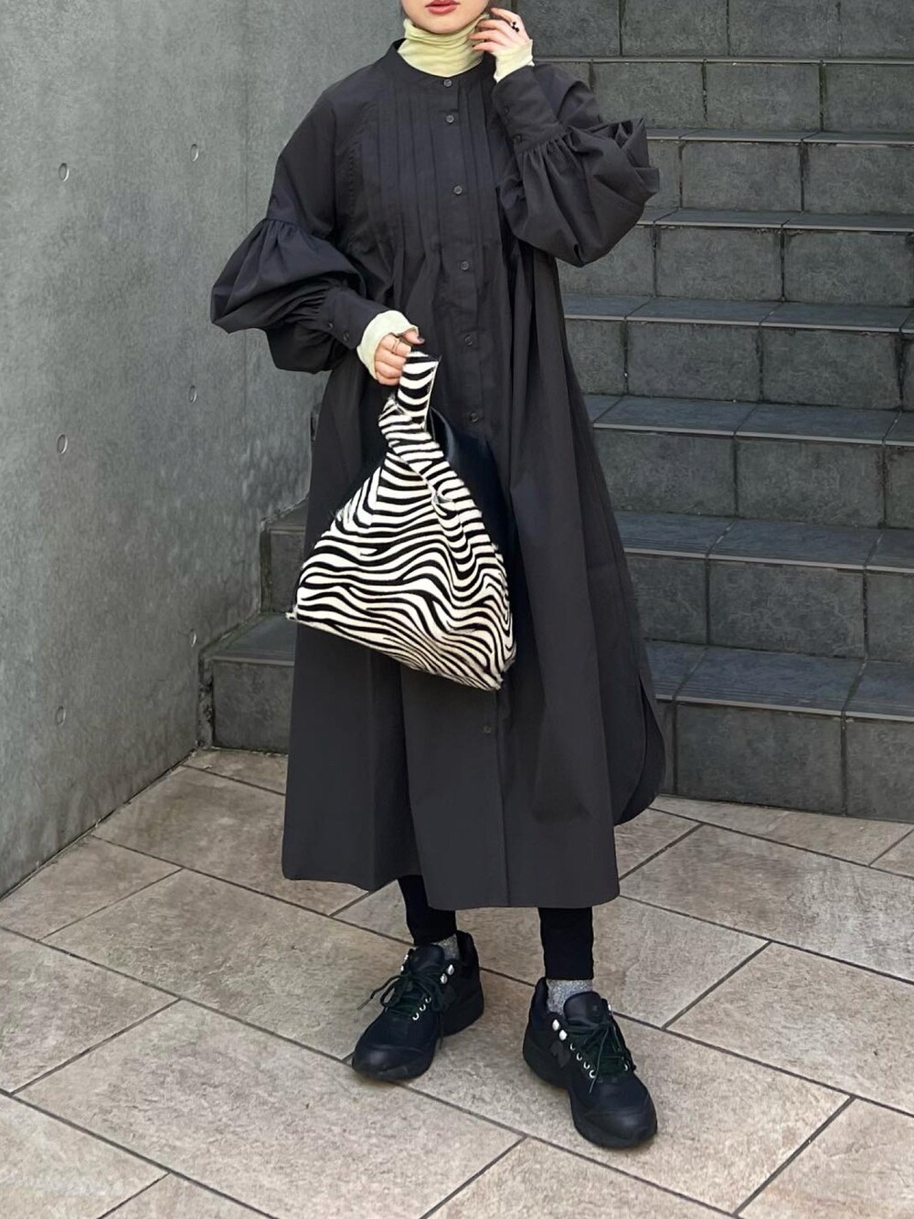 「秋服コーデ、ワンピース、ワントーンコーデ、ワンピーススタイル、ブラック、ブラックコーデ、モノトーン、モノトーンコーデ、ボリューム袖、ニューバランス、New Balance、ユニクロ、ユニクロコーデ、INTERFACTORY、レイヤードスタイル」｜「INTER FACTORYのファッションインフルエンサー MAIKO - ランタンスリーブシャツワンピース（シャツワンピース、グレー系）」を使った、Creamさん（骨格ウェーブ・レディース・158cm）の秋コーディネートの1枚目の写真