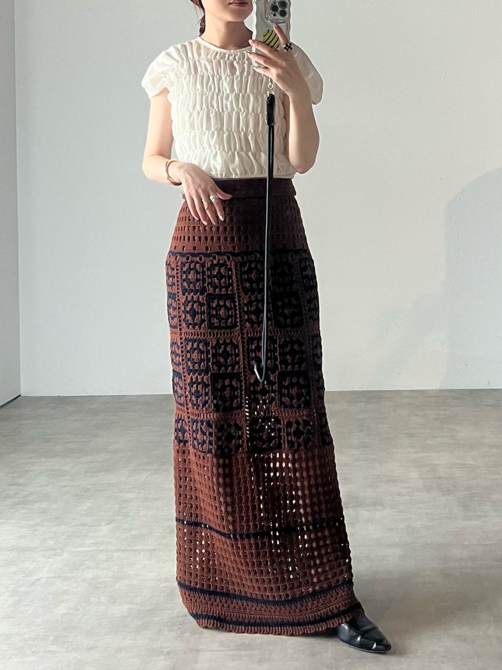 「秋服コーデ、お出かけコーデ、ラクチンコーデ、秋、オトナ女子、キレイめ、ニットスカート、ブラウス、ブラウスコーデ、秋服、スカートコーデ、秋色、大人女子、きれいめコーディネート、大人かわいい」｜「STYLEMIXERのシアーシャーリングクロップドトップ（Tシャツ/カットソー、ホワイト系）」を使った、Creamさん（骨格ウェーブ・レディース・158cm）の秋コーディネートの1枚目の写真