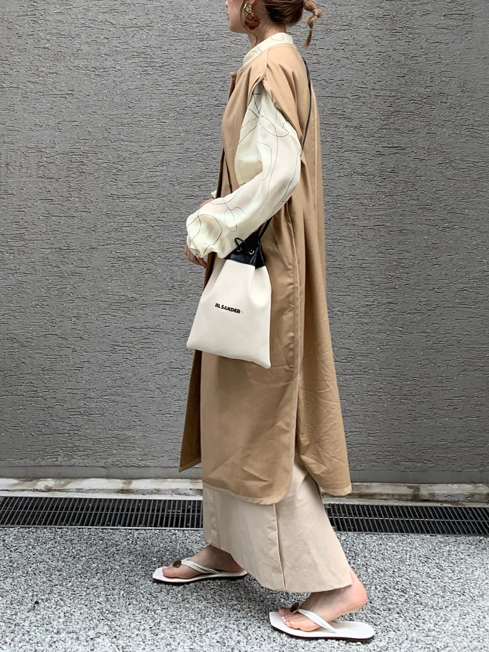 「大人カジュアル、ジレ、スカート、柄シャツ、ロングスカート、タイトスカート、大人かわいい、ラクチンコーデ、ロングベスト、ベスト」｜「MAISON SPECIALのアブストラクトプリントシャツ【MAISON SPECIAL/メゾンスペシャル】（シャツ/ブラウス、ホワイト系）」を使った、Creamさん（レディース・158cm）の夏コーディネートの1枚目の写真