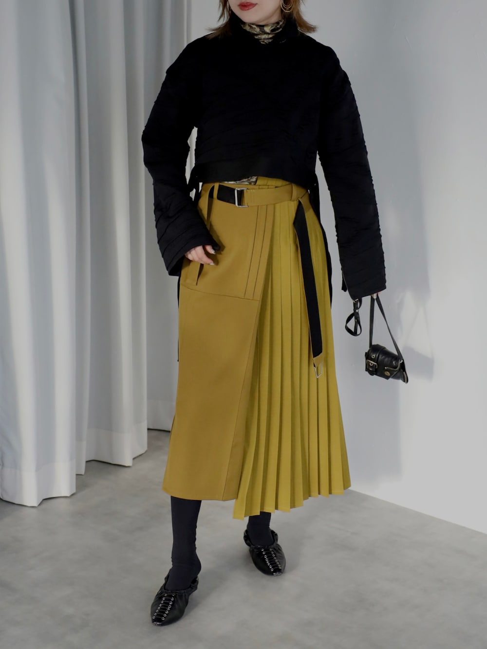 「パンプス、スカート、イエロー、ブラックコーデ、タートルネック、レースアップシューズ、ロングスカート、バレエシューズ、プリーツスカート、モード、イエローコーデ、モードカジュアル、秋コーデ、秋冬コーデ、オトナ女子」｜「MADEMOISELLE ROPE'の【TEAK】ベルベットジャージータートルネックトップス（Tシャツ/カットソー、イエロー系）」を使った、Creamさん（レディース・158cm）の秋コーディネートの1枚目の写真