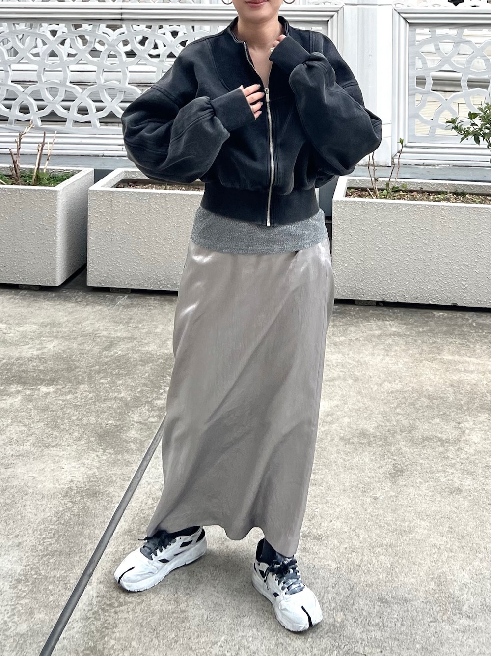 「オトナカジュアル、オトナ女子、春服コーデ、スニーカーコーデ、春服、大人コーデ、スポーツミックス、春ファッション、スウェット、グレー、シルバー、ロングスカート、メゾンマルジェラ、Maison Margiela、モード」｜「ZARAのアイテム（スウェット、グレー系）」を使った、Creamさん（骨格ウェーブ・レディース・159cm）の冬コーディネートの1枚目の写真