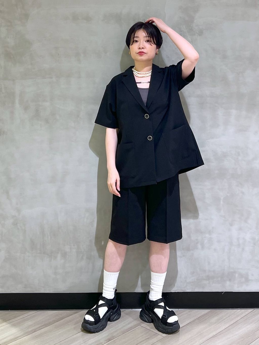 「体型カバー、高見え、差し色コーデ、ジャケットスタイル、モード、タンクトップ、PAGEBOY、骨格ナチュラル_PAGEBOY、セットアップ、ハーフパンツ、サンダル、ジャケット」｜「PAGEBOYのダッドコンビスポサン（サンダル、ブラック系）」を使った、ミラさん（レディース・162cm）の夏コーディネートの1枚目の写真