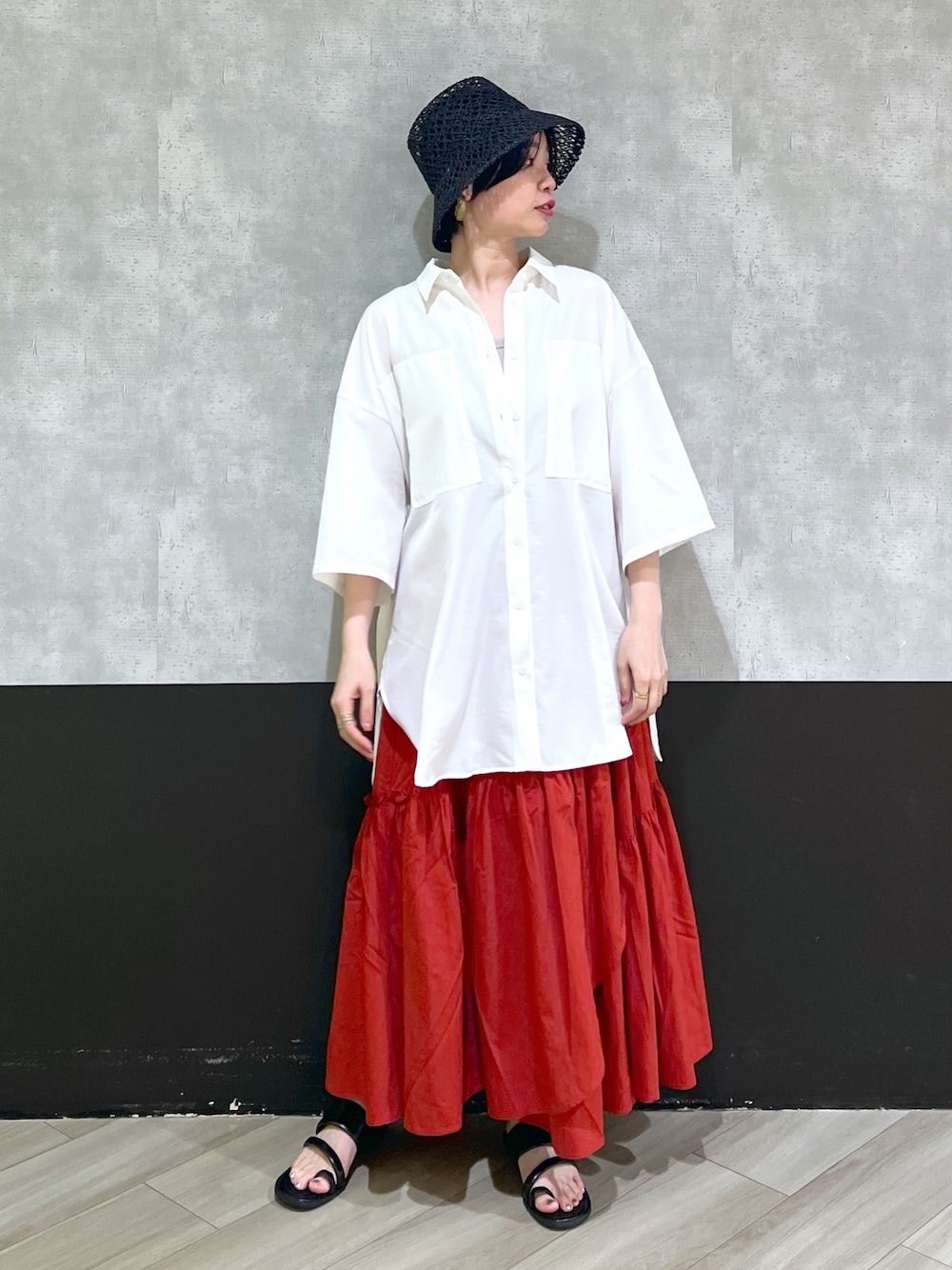 「PAGEBOY、キャセリーニ(Casselini)、シャツスタイル、ティアードスカート、春夏コーデ、夏コーデ、サンダルコーデ、トングサンダル、ハット、30代コーデ、PAGEBOYLIM、テラコッタ、白シャツ、黒髪ショート、初夏コーデ」｜「PAGEBOYのスカシアミバケットハット（ハット、ブラウン系）」を使った、ミラさん（レディース・162cm）の春コーディネートの1枚目の写真