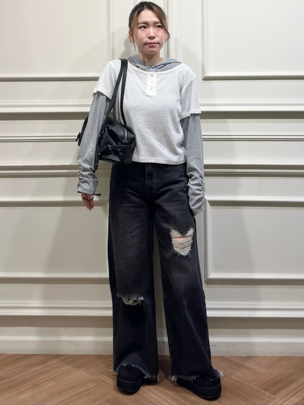 ホワイト系のTシャツ/カットソー、ブラック系のデニムパンツ、ブラック系のボストンバッグを着用したレディースの秋コーディネートの1枚目の写真