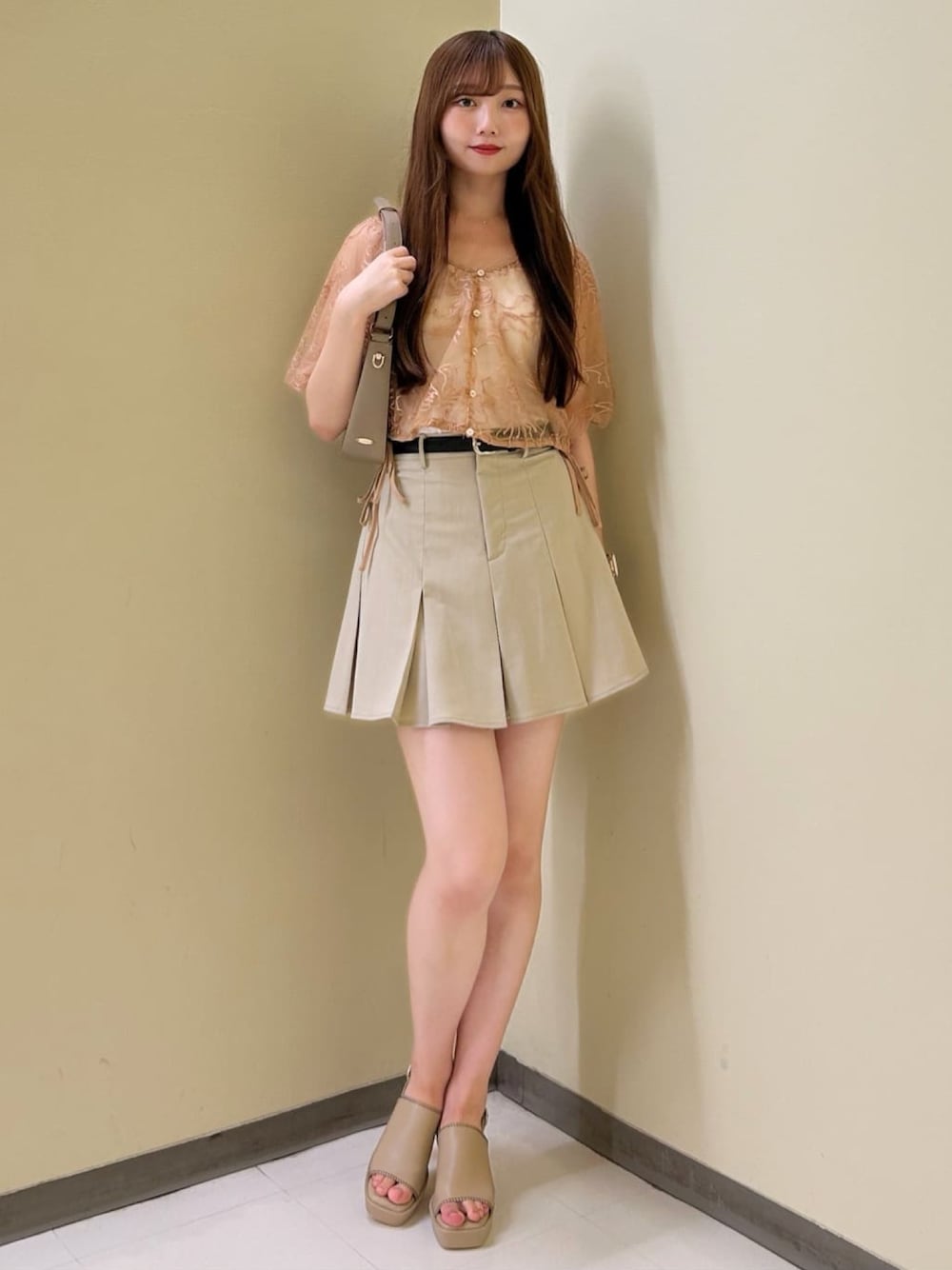 新品 プリーツスカート & ハーフスリーブシャツ 　春夏コーデ シャツ/ブラウスを使った「プリーツミニスカート」の人気ファッション