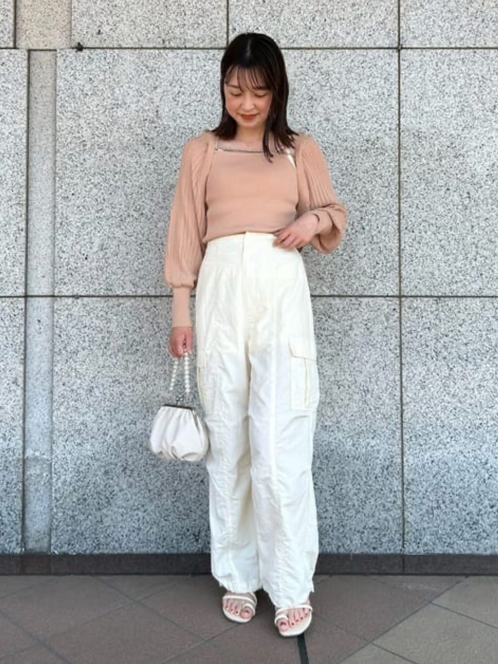 「大人カジュアル、お出かけコーデ、カジュアルコーデ、リラックススタイル、夏コーデ、シンプル、春夏コーデ、ミニバッグ、メッシュ、カーディガン、カーゴパンツ、アルシーヴ(archives)、archives」｜「archivesのチェーン透かしニットボレロアンサンブル（ニット/セーター、オレンジ系）」を使った、archivesさん（レディース・162cm）の春コーディネートの1枚目の写真