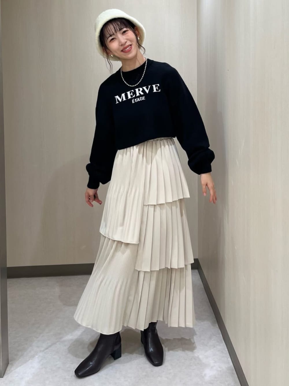 「プリーツティアードスカート、ティアードスカート、スカートスタイル、オトナカシュアル、ニット、ニットコーデ、ブーツ、ハットコーデ、おでかけコーデ、モノトーンコーデ、モノトーン、ママコーデ、アルシーヴ(archives)、archives」｜「archivesのプリーツティアードスカート（スカート、ホワイト系）」を使った、archivesさん（レディース・157cm）の冬コーディネートの1枚目の写真