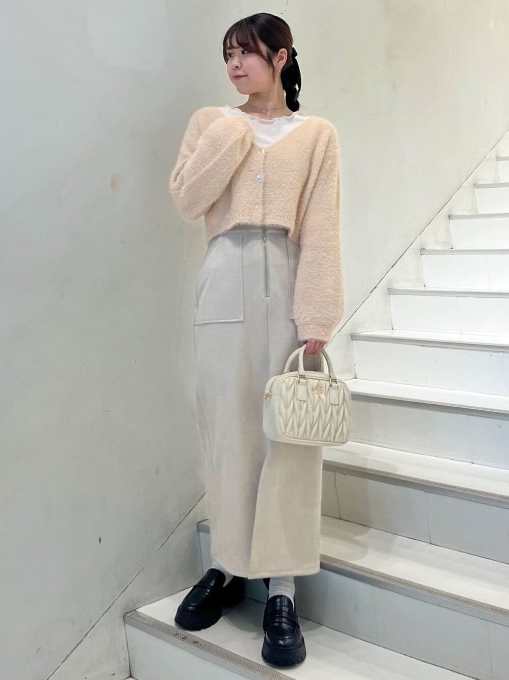 「クリスマスに着たい服、クリスマスコーデ、冬のコーデ、デートコーデ、お出かけコーデ、フェザーニット、カーディガン、スウェードスカート、タイトスカート、大人かわいい、綺麗めコーデ、ボストンバッグ、アルシーヴ(archives)、archivesスカート」｜「archivesのラメフェザーＪＱニットカーディガン（ニット/セーター、オレンジ系）」を使った、archivesさん（レディース・162cm）の冬コーディネートの1枚目の写真