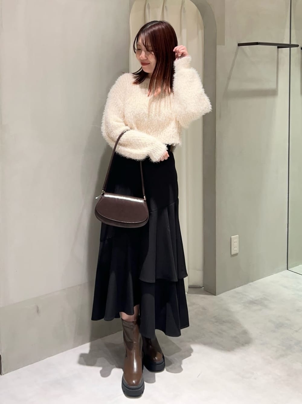 「クリスマスに着たい服、クリスマスコーデ、お出かけコーデ、デートコーデ、シャギーニット、ニットコーデ、ティアードスカート、スカートスタイル、ショートブーツ、綺麗めコーデ、アルシーヴ(archives)、archivesスカート」｜「archivesのラメフェザークロップドニット（ニット/セーター、ホワイト系）」を使った、archivesさん（レディース・162cm）の冬コーディネートの1枚目の写真