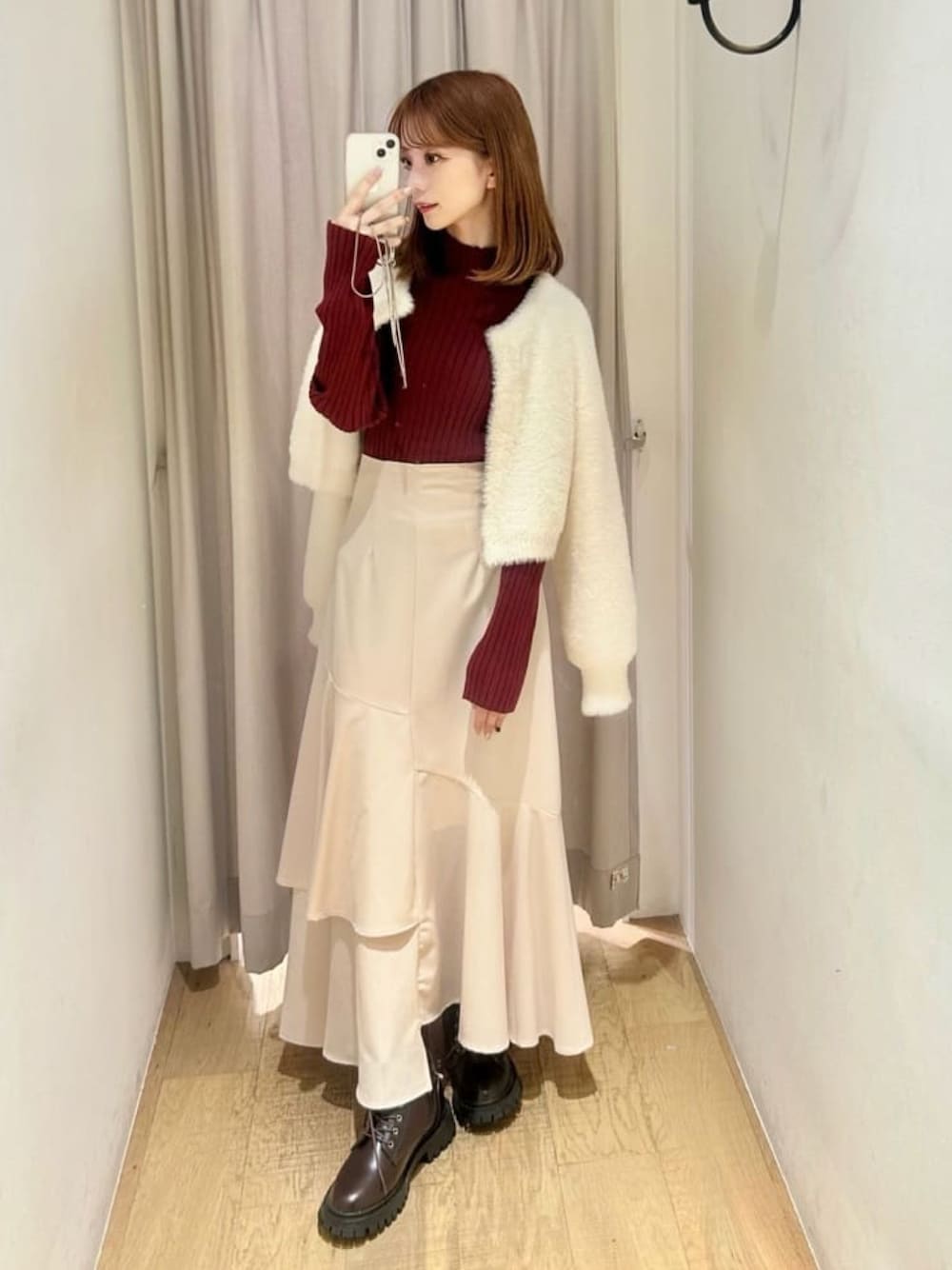 「最近のいい感じコーデ、お出かけコーデ、綺麗めコーデ、クリスマスコーデ、デートコーデ、ティアードスカート、ハイネック、タートルネック、スカートスタイル、レースアップシューズ、冬のコーデ、アルシーヴ(archives)、archivesスカート」｜「archivesのモチモチリブニット（ニット/セーター、レッド系）」を使った、archivesさん（レディース・157cm）の冬コーディネートの1枚目の写真