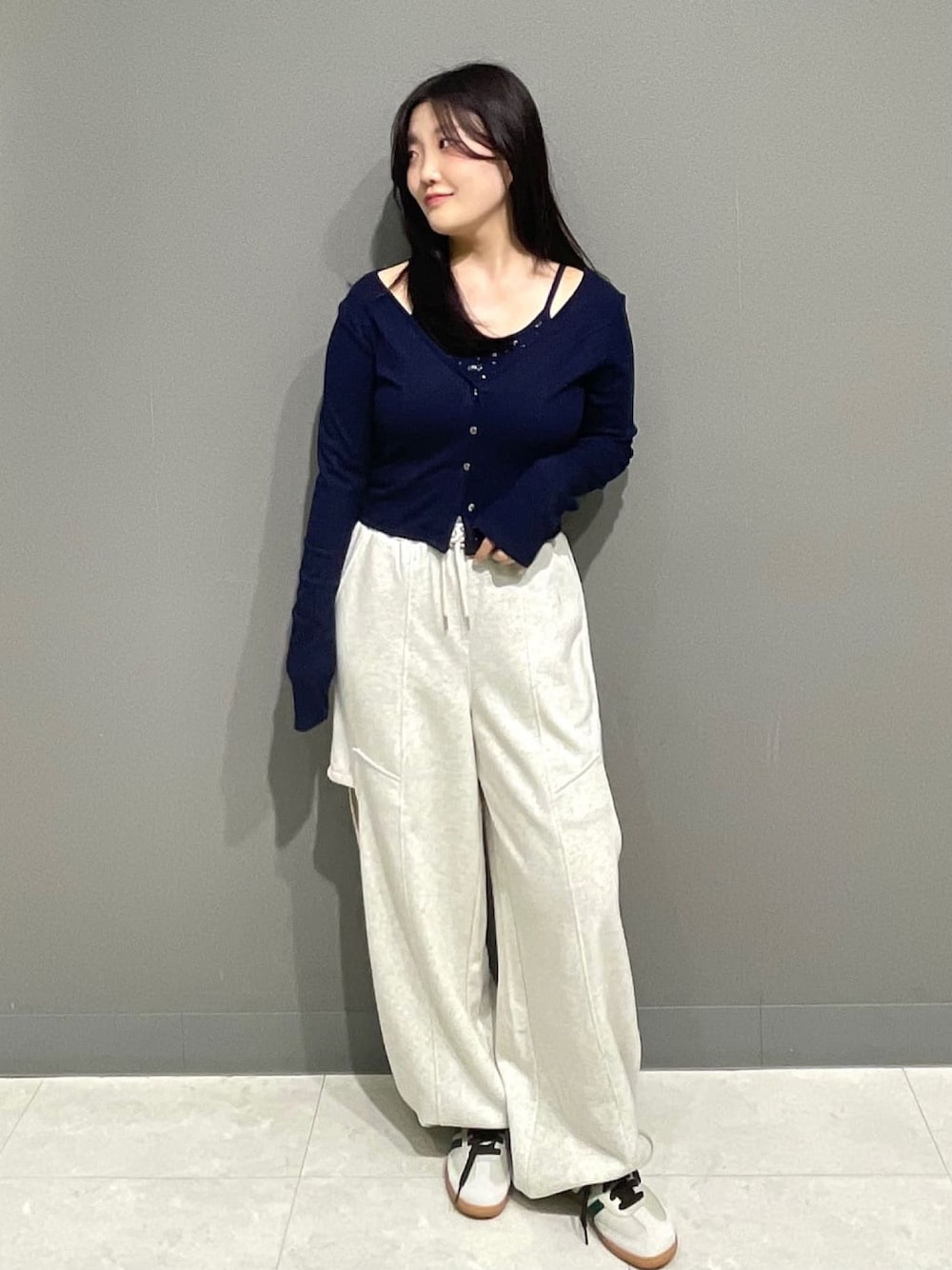 「アルシーヴ(archives)、アルシーヴ、archives、スウェット、スウェットパンツ、パンツスタイル、韓国っぽ、花柄、デザイントップス、セットアイテム、アメスリ、カジュアル、春コーデ」｜「archivesの花柄アメスリカットアンサンブル（アンサンブル、ブルー系）」を使った、archivesさん（骨格ストレート・レディース・155cm）の春コーディネートの1枚目の写真