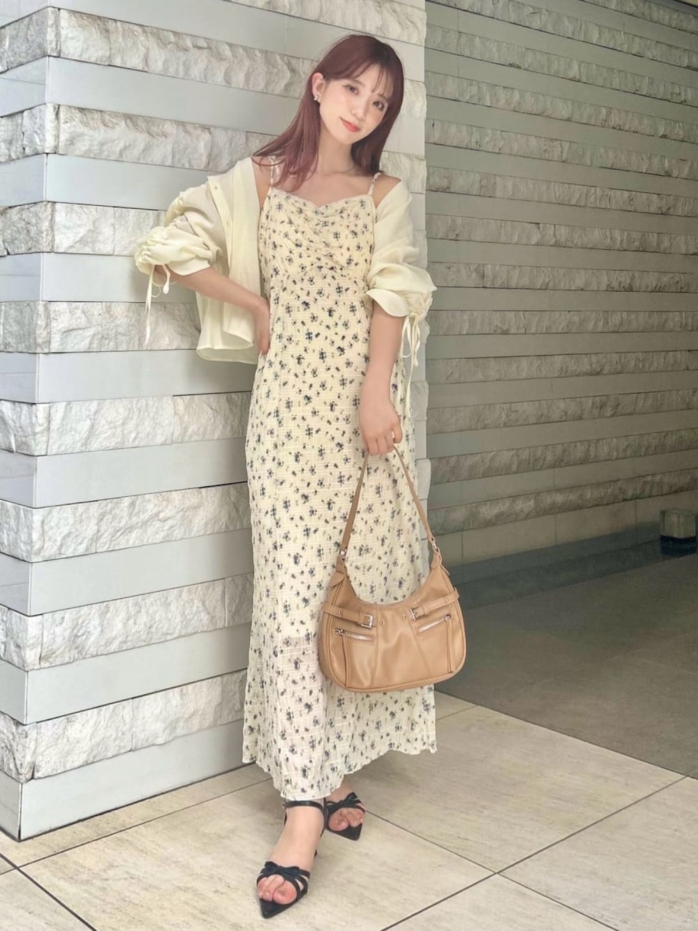 「アルシーヴ(archives)、アルシーヴ、archives、archivesワンピース、花柄カットフリルワンピース、花柄ワンピース、キャミワンピース、花柄キャミワンピース、初夏コーデ、夏コーデ、キャミワンピ、小花柄、シャツ羽織り、ホワイトコーデ、淡色コーデ」｜「archivesの花柄フリルカットキャミワンピース（ワンピース、ホワイト系）」を使った、archivesさん（骨格ナチュラル・レディース・157cm）の春コーディネートの1枚目の写真