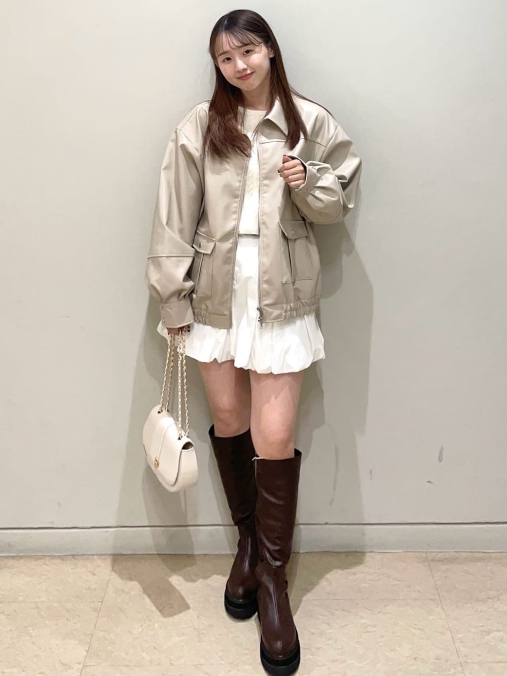 「ミニスカート、レザー、レザースカート、バルーンスカート、ロゴニット、チェーンバッグ、お出かけコーデ、アルシーヴ(archives)、archivesスカート、韓国ファッション、休日スタイル、女子会コーデ、レザージャケット」｜「archivesのＢＯＸタックバルーンミニスカート（スカート、ホワイト系）」を使った、archivesさん（レディース・158cm）の冬コーディネートの1枚目の写真
