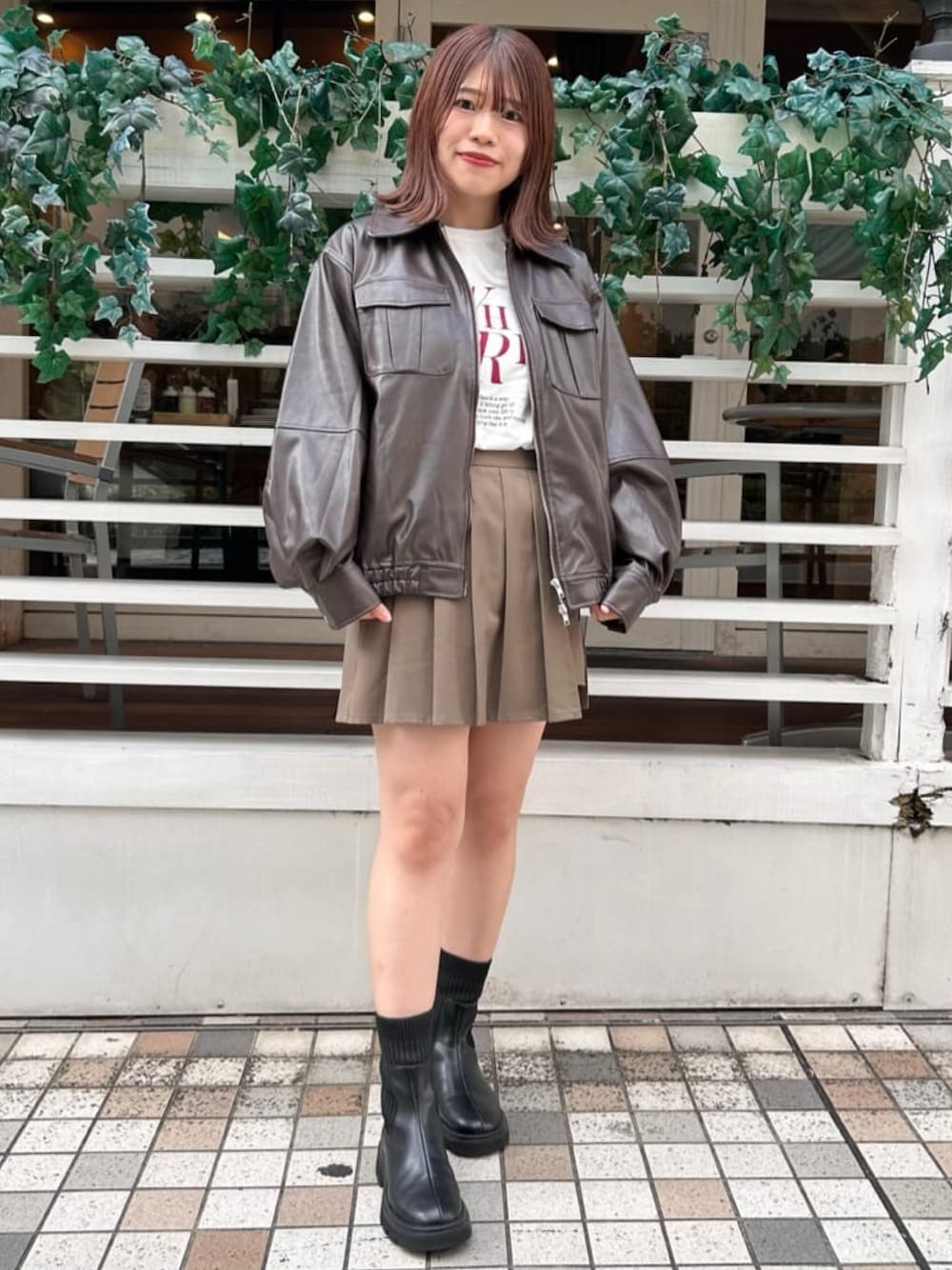 「秋っぽコーデ更新中、秋コーデ、お出かけコーデ、アウター、レザーブルゾン、レザー、レザージャケット、Tシャツ、レイヤードスタイル、ショートブーツ、アルシーヴ(archives)、ブラウンコーデ」｜「archivesのアソートプリントロンＴ（Tシャツ/カットソー、ホワイト系）」を使った、archivesさん（レディース・158cm）の秋コーディネートの1枚目の写真
