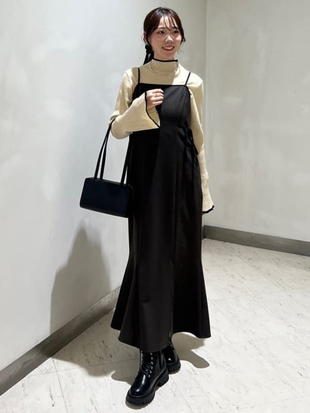 「クリスマスに着たい服、クリスマスコーデ、お出かけコーデ、デートコーデ、綺麗めコーデ、キャミワンピース、冬のコーデ、ワンピース、リブニット、タートルネック、レイヤードスタイル、スクエアバッグ、レースアップシューズ、アルシーヴ(archives)、archivesワンピース」｜「archivesの’パイピングマーメイドキャミワンピース’（ワンピース、ブラック系）」を使った、archivesさん（レディース・156cm）の冬コーディネートの1枚目の写真