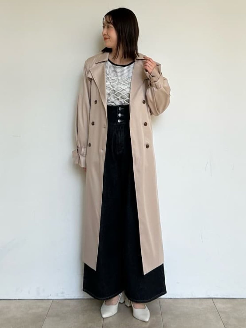 「春のおしゃ見えテクニック、春アウター、春服みてみて、ボーダー、ビスチェ、春コーデ、トレンチコート、デニム、デニムコーデ、レイヤードスタイル、archives、アルシーヴ(archives)、大人カジュアル、シンプルコーデ、休日スタイル」｜「archivesのボーダーロンT（Tシャツ/カットソー、ブラック系）」を使った、archivesさん（レディース・160cm）の春コーディネートの1枚目の写真