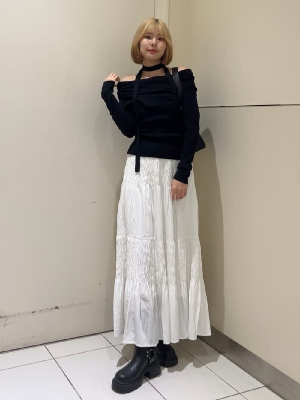 「おでかけコーデ、春先取り、カジュアルガーリー、春コーデ、チョーカートップス、チョーカー、ティアードスカート、コットンスカート、モノトーンコーデ、大人かわいい、韓国ファッション、アルシーヴ(archives)、archivesスカート」｜「archivesのチョーカータックドレープオフショルニット（ニット/セーター、ブラック系）」を使った、archivesさん（レディース・159cm）の冬コーディネートの1枚目の写真