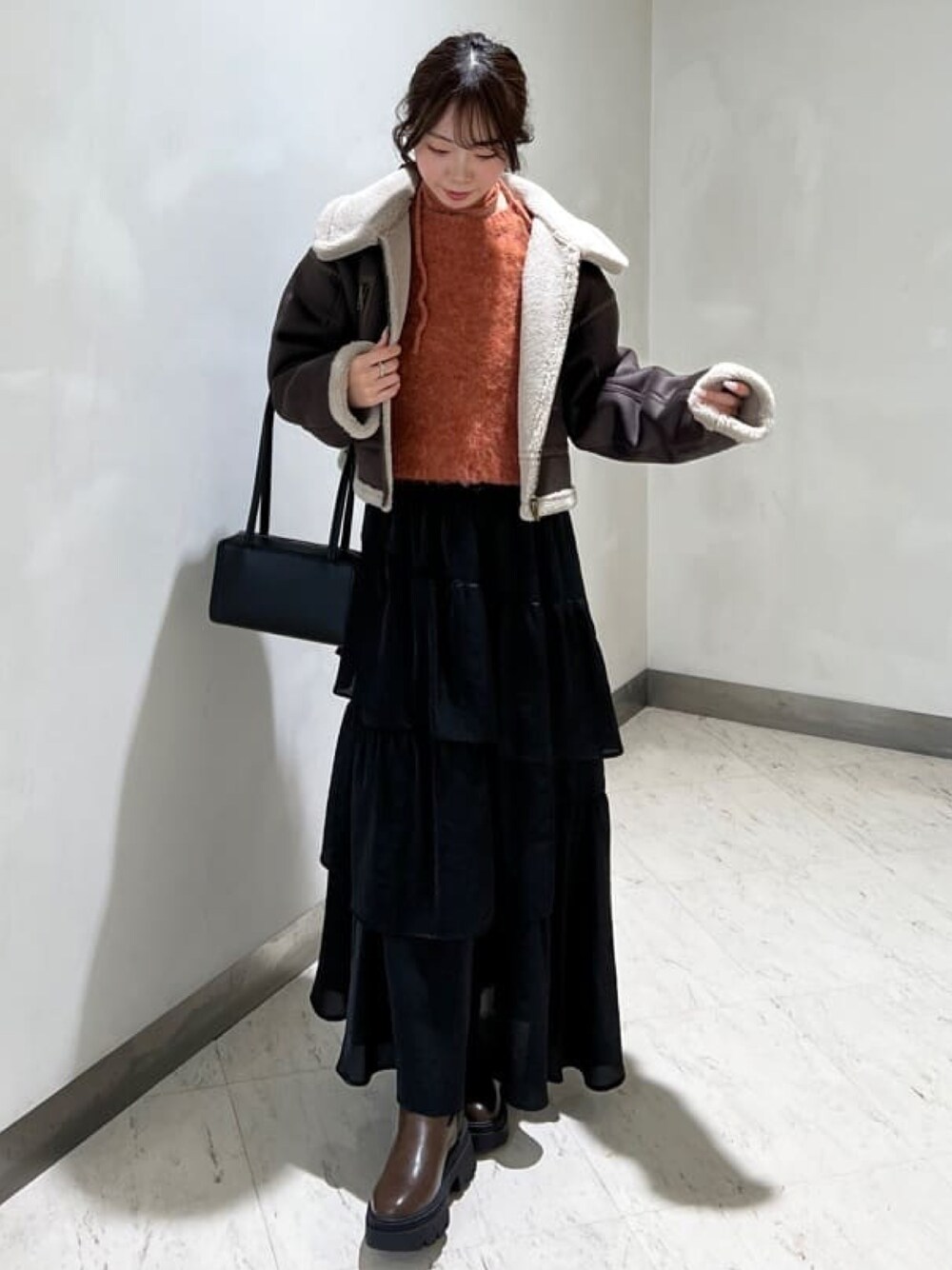 「最近のいい感じコーデ、クリスマスに着たい服、お出かけコーデ、大人カジュアル、ムートンコート、ティアードスカート、大人コーデ、ニット、クリスマスコーデ、ムートンジャケット、ブラウン、アルシーヴ(archives)、archivesスカート」｜「archivesのムートンライダースジャケット（ムートンコート、ブラウン系）」を使った、archivesさん（レディース・156cm）の冬コーディネートの1枚目の写真
