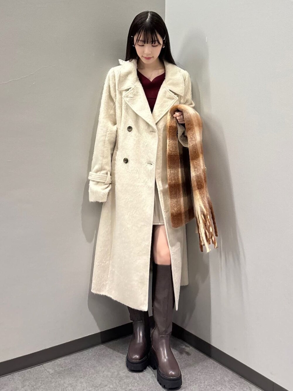 「冬コーデ、ホワイトコーデ、クリスマスに着たい服、マイベストコーデ2024、ウールコート、アウターコーデ、赤ニット、マフラーぐるぐる、チェック、チェックストール、アルシーヴ(archives)、archivesスカート、大人ガーリー」｜「archivesの厚底ロングブーツ（ブーツ、ブラウン系）」を使った、archivesさん（レディース・157cm）の冬コーディネートの1枚目の写真