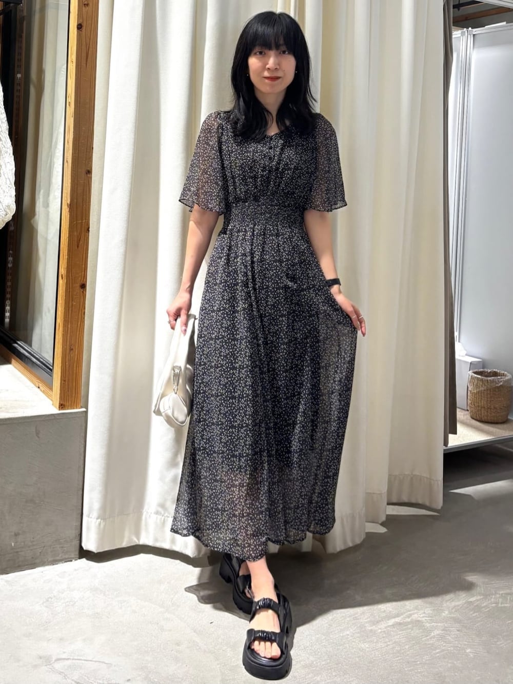 「アルシーヴ(archives)、アルシーヴ、archives、archivesワンピース、ワンピース、夏コーデ、半袖ワンピース、花柄ワンピース、花柄、ロングワンピース、シフォン、シアー」｜「archivesの小花柄フレアスリーブワンピース（ワンピース、ブラック系）」を使った、archivesさん（骨格ウェーブ・レディース・160cm）の春コーディネートの1枚目の写真
