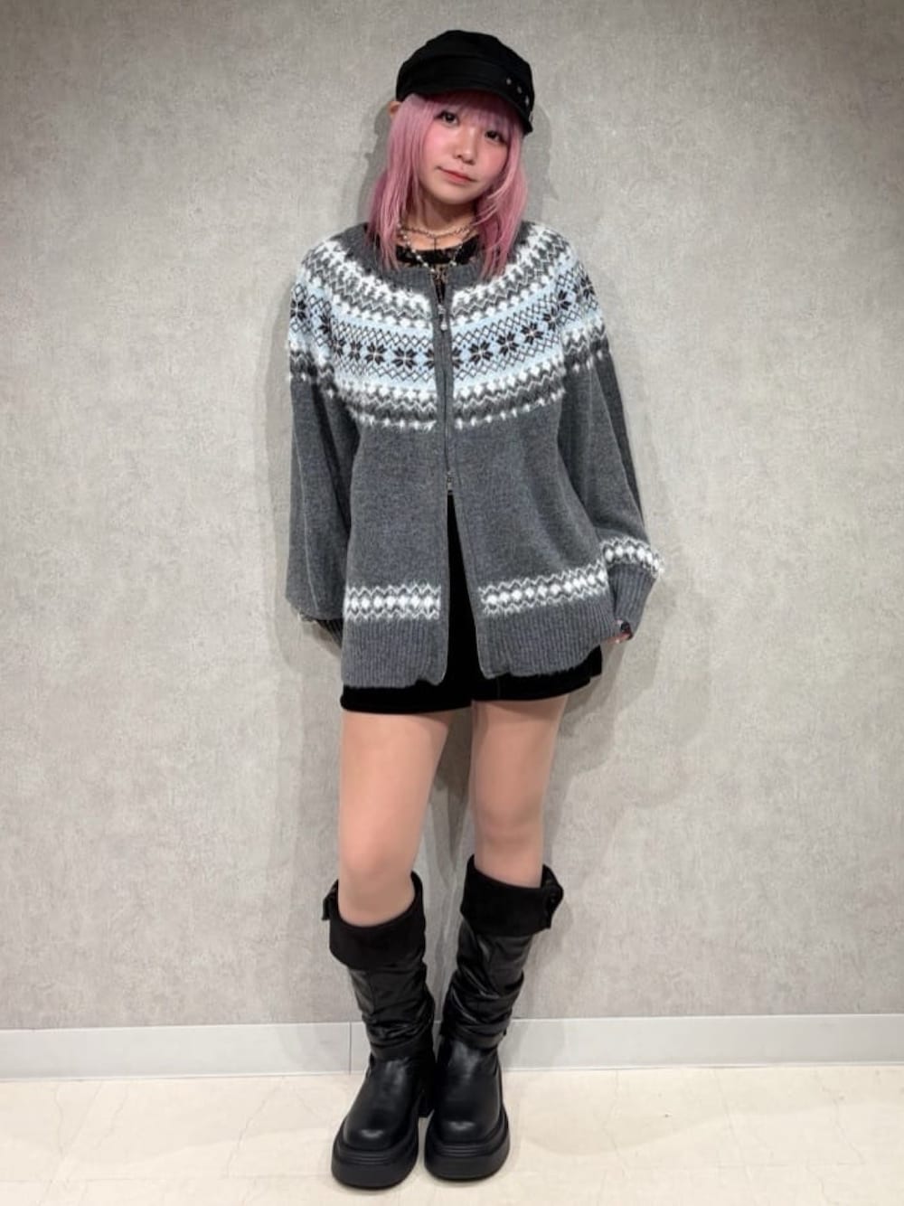 グレー系のカーディガン/ボレロ、ブラック系のその他パンツ、ブラック系のブーツを着用したレディースの秋コーディネートの1枚目の写真