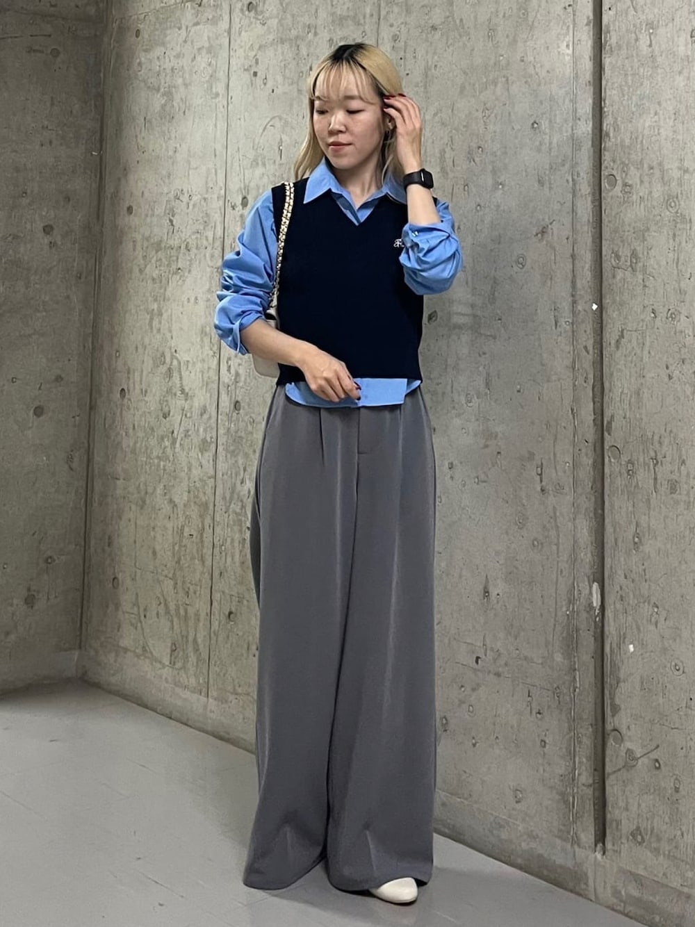 archivesさんの「Ｖネックケーブルニットベスト×シャツＳＥＴ（archives）」を使ったコーディネートの1枚目の写真