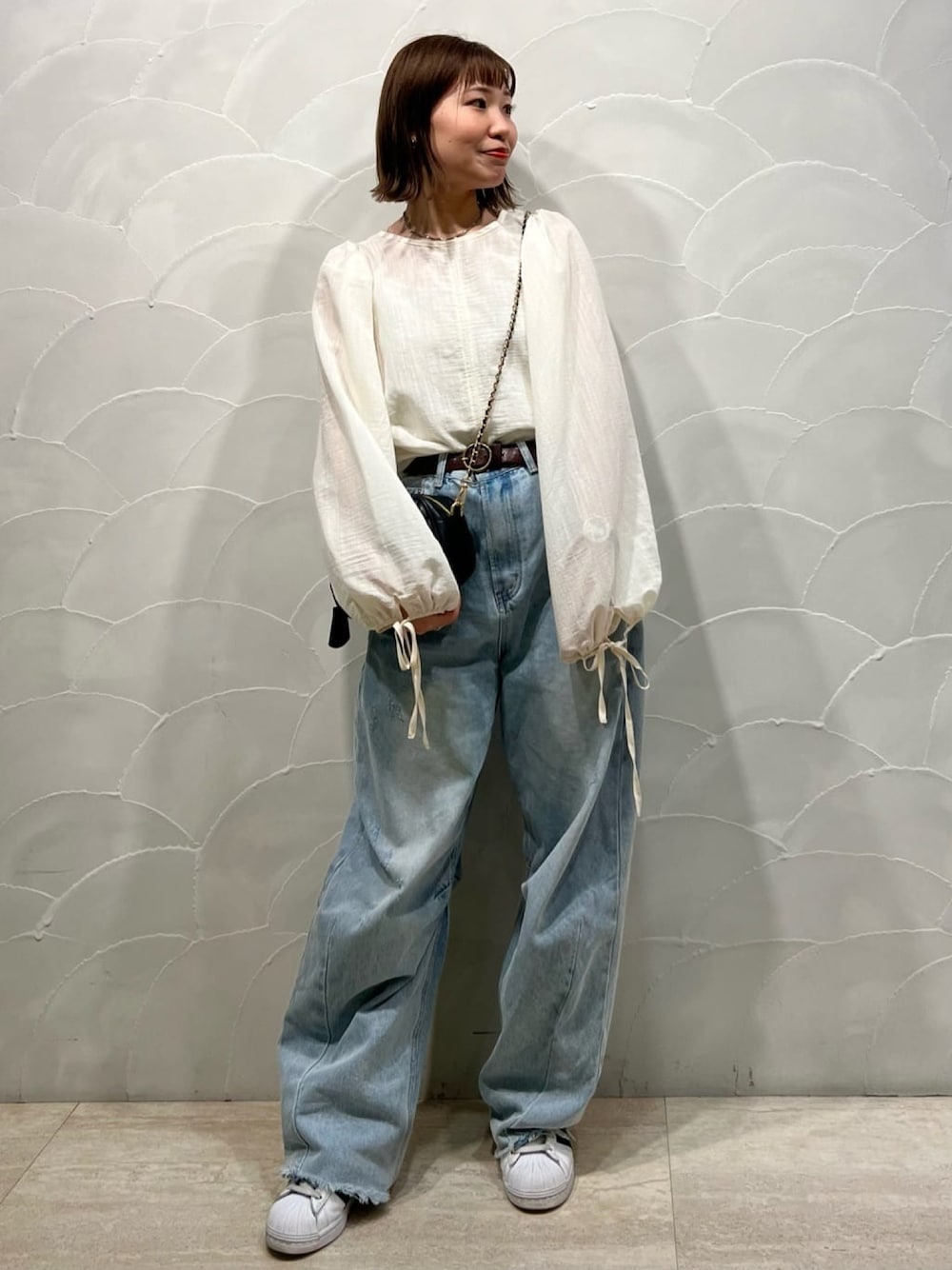 「春のNewスタイル、オトナ女子、おでかけコーデ、ブラウス、ブラウスコーデ、デニム、デニムコーデ、大人カジュアル、カジュアルコーデ、スニーカーコーデ、シンプルコーデ」｜「archivesの2wayパイピング楊柳BL（シャツ/ブラウス、ホワイト系）」を使った、archivesさん（レディース・157cm）の春コーディネートの1枚目の写真