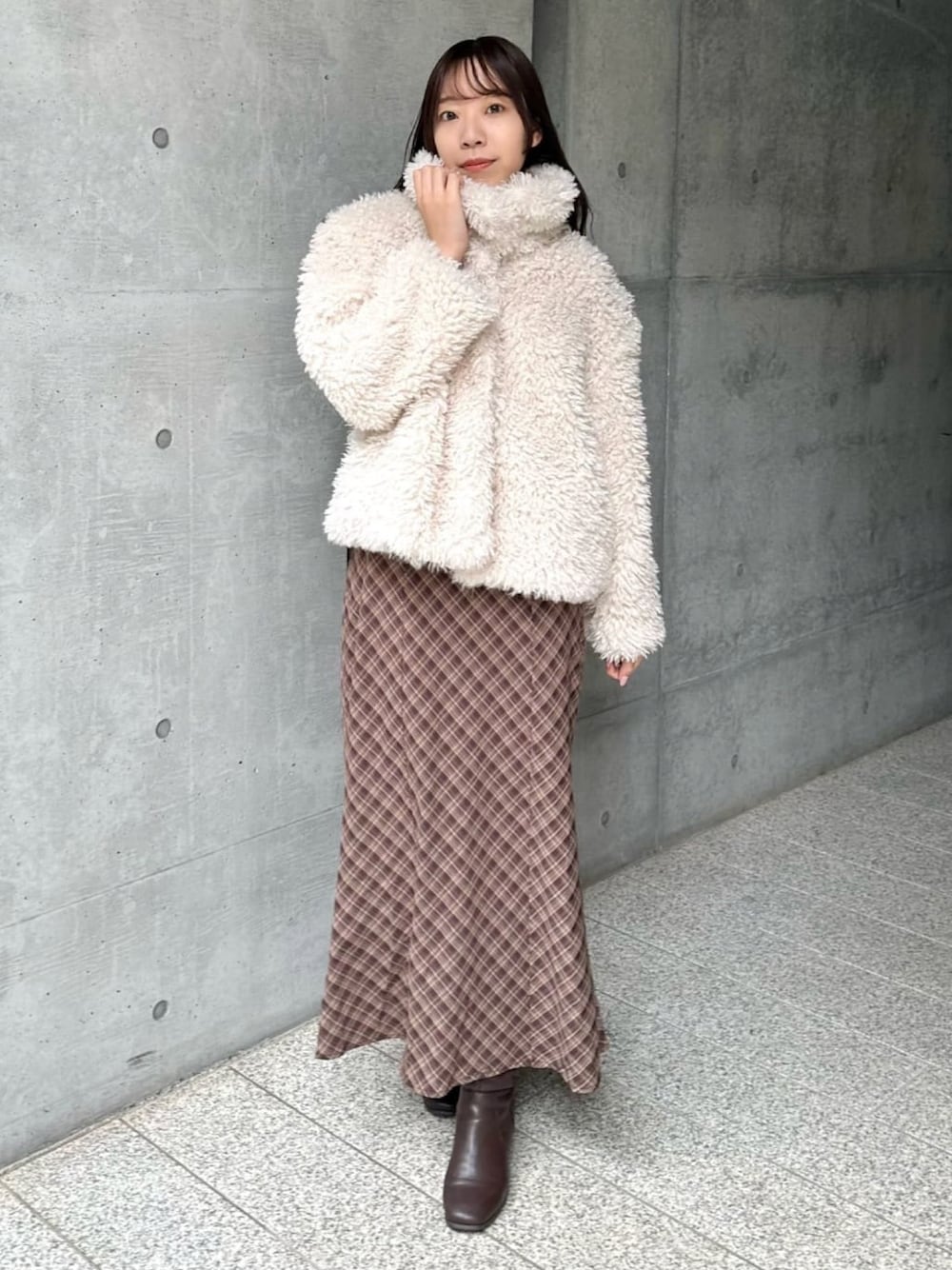 ホワイト系のブルゾン、ブラウン系のワンピースを着用したレディースの秋コーディネートの1枚目の写真