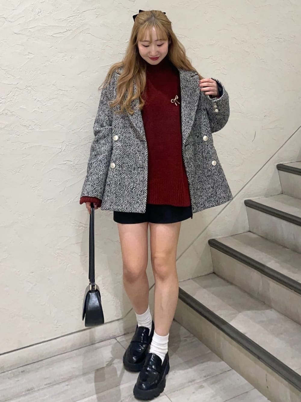 「クリスマスに着たい服、クリスマスコーデ、綺麗めコーデ、きれいめコーデ、赤ニット、テーラードジャケット、ジャケットコーデ、大人ガーリー、ショートパンツ、アルシーヴ(archives)、女子会コーデ」｜「archivesのブローチ付ハイネックミドルニット（ニット/セーター、レッド系）」を使った、archivesさん（レディース・157cm）の冬コーディネートの1枚目の写真