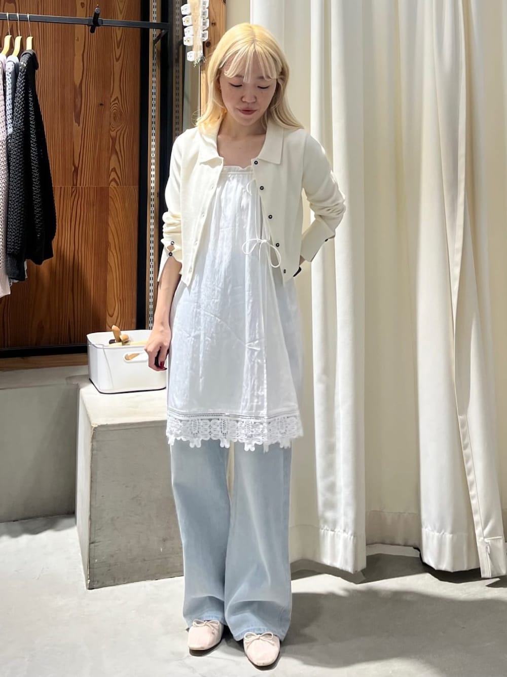 「アルシーヴ(archives)、アルシーヴ、archives、春めき満開コーデ、春服コーデ、春色、レイヤードスタイル、パンツコーデ、淡色コーデ、レイヤード、春、チュールパンプス」｜「archivesのバテンレース２ＷＡＹスカート（スカート、ホワイト系）」を使った、archivesさん（骨格ウェーブ・レディース・153cm）の春コーディネートの1枚目の写真