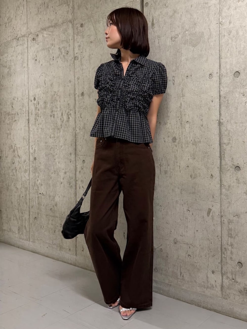 ブラック系のシャツ/ブラウス、ブラウン系のデニムパンツ、グレー系のサンダルを着用したレディースの夏コーディネートの1枚目の写真
