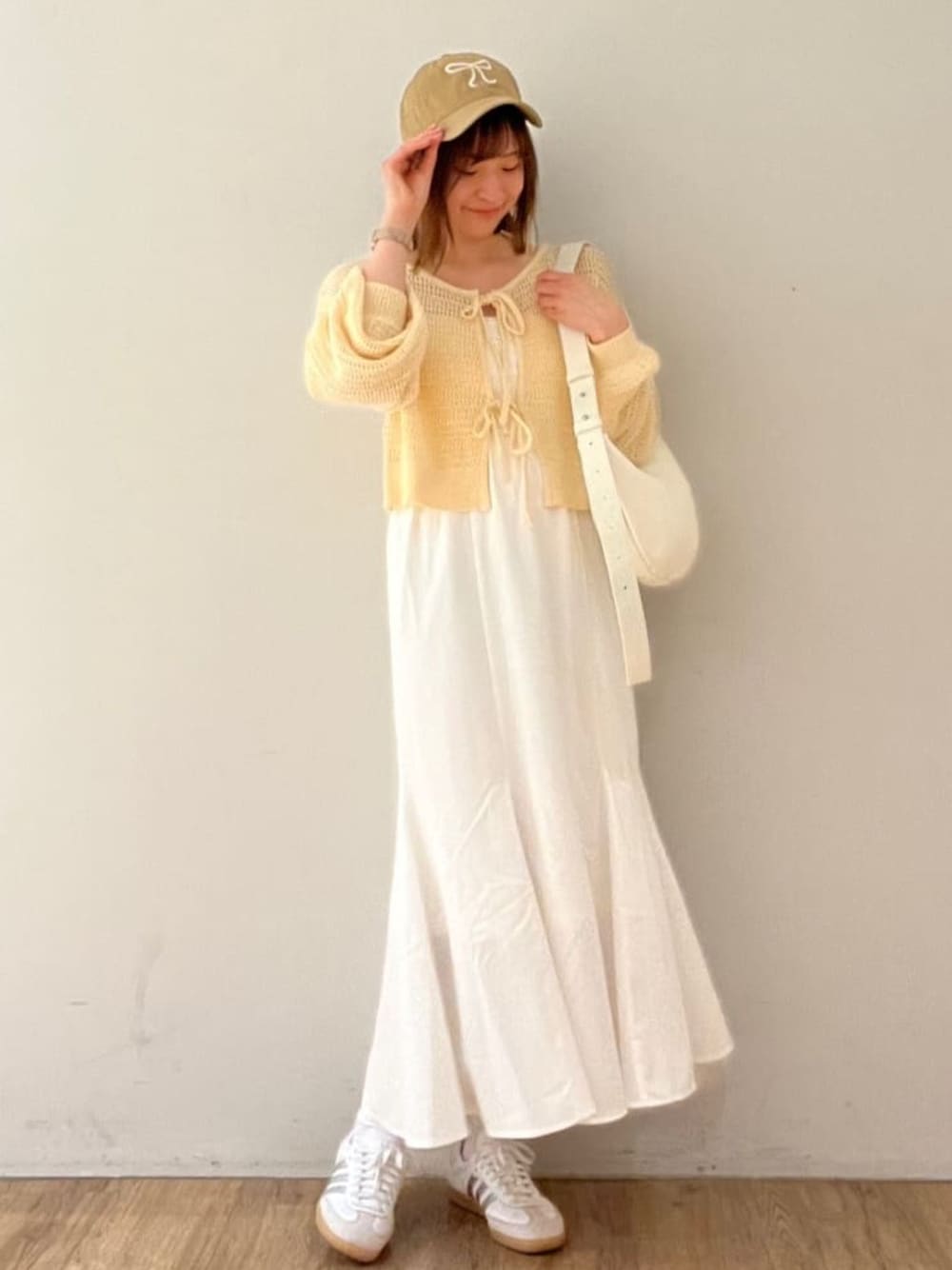 「春コーデ、休日スタイル、お出かけコーデ、春カラー、リラックススタイル、春服、パステルカラー、ワンピースコーデ、旅コーデ、ドライブ、アルシーヴ(archives)、アルシーヴ、archives」｜「archivesのテープヤーン透かしニット×キャミワンピースＳＥＴ（ワンピース、ホワイト系）」を使った、archivesさん（骨格ストレート・レディース・161cm）の春コーディネートの1枚目の写真