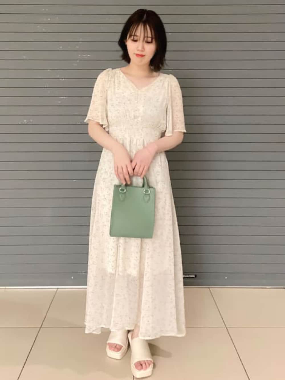 「アルシーヴ(archives)、アルシーヴ、archives、シンプルコーデ、夏、春、淡色コーデ、ワンピース、ワンピーススタイル、花柄ワンピース、花柄、サンダル、厚底サンダル」｜「archivesの花柄フレアスリーブワンピース（ワンピース、ホワイト系）」を使った、archivesさん（レディース・158cm）の春コーディネートの1枚目の写真