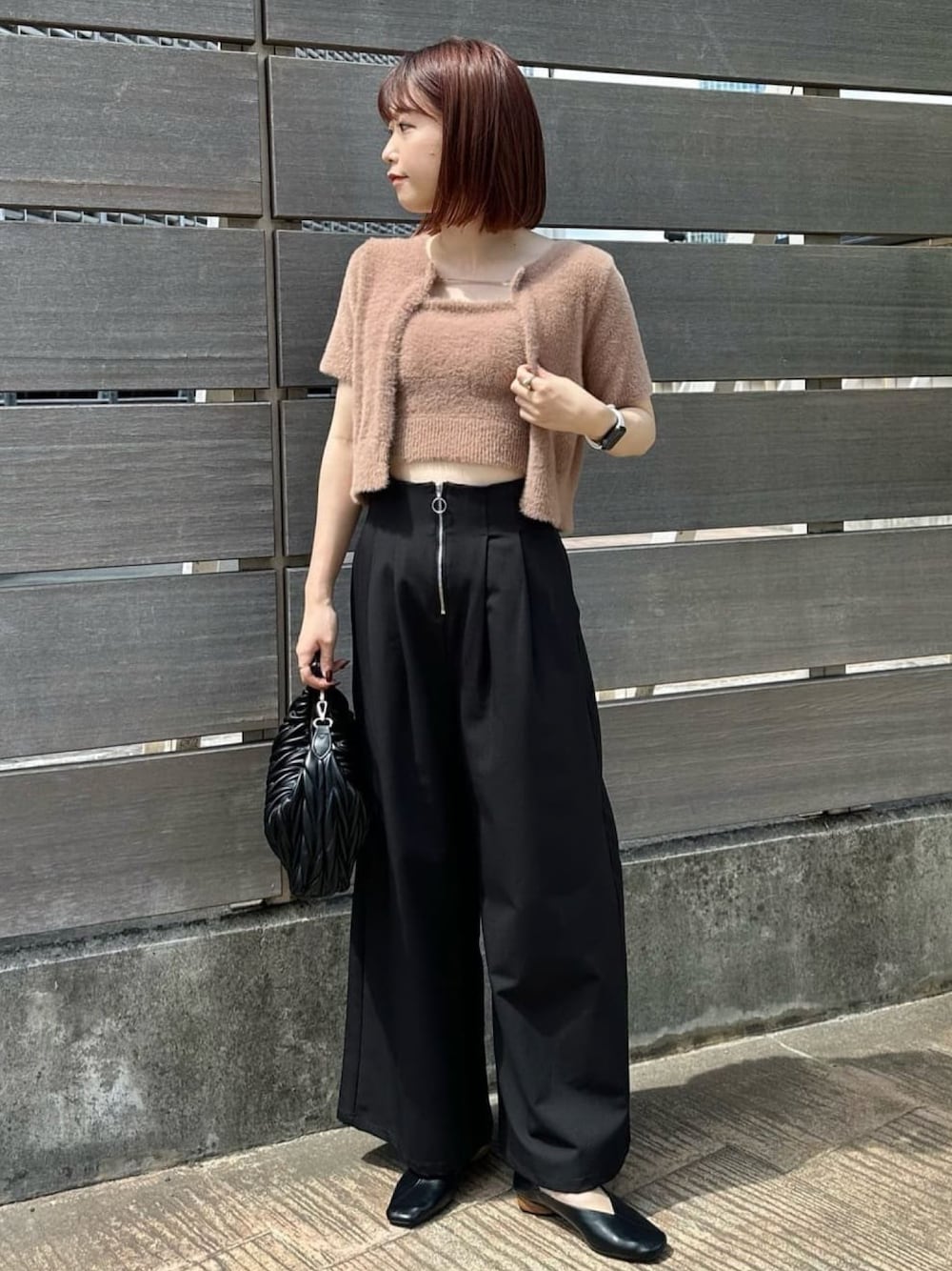 「カジュアルコーデ、シンプルコーデ、秋服、秋コーデ、秋服準備はじめました、休日スタイル、パンツコーデ、秋、カーゴパンツ、フェザー、フェザーニット、半袖ニット、カーディガン、パンツスタイル、きれいめカジュアル」｜「archivesのチェーンミニフェザーニットアンサンブル（ニット/セーター、ブラウン系）」を使った、archivesさん（レディース・157cm）の夏コーディネートの1枚目の写真