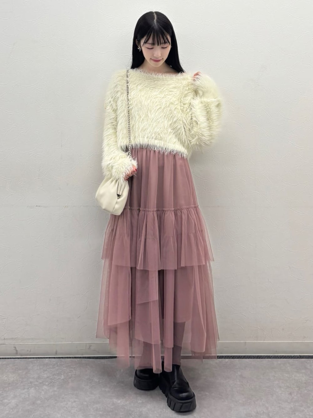 「フェザーニット、ニット、クロップドトップス、チュールスカート、ティアードスカート、スカートコーデ、お出かけコーデ、ライブコーデ、デートコーデ、ショートブーツ、オフショル、あざとかわいい、ピンク、アルシーヴ(archives)、archivesスカート」｜「archivesのシャギードロストニット×リンクルキャミワンピースＳＥＴ（ワンピース、ブルー系）」を使った、archivesさん（レディース・157cm）の秋コーディネートの1枚目の写真