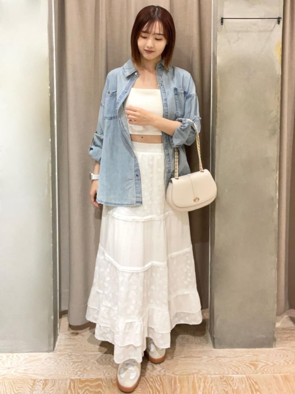 ブルー系のシャツ/ブラウス、ホワイト系のスカート、ホワイト系のキャミソールを着用したレディースの春コーディネートの1枚目の写真