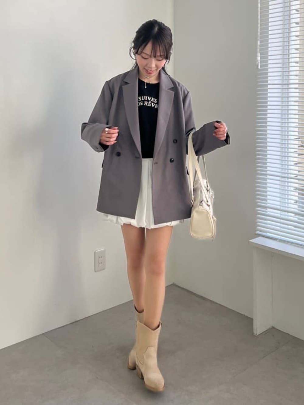 「ミニスカート、春先取り、おでかけコーデ、大人コーデ、低身長女子、休日スタイル、ジャケットコーデ、テーラードジャケット、バルーンスカート、スクエアバッグ、韓国ファッション、アルシーヴ(archives)、archivesスカート」｜「archivesの【25ss/セットアップ対応】ダブルブレストテーラードジャケット（テーラードジャケット、グレー系）」を使った、archivesさん（レディース・156cm）の冬コーディネートの1枚目の写真