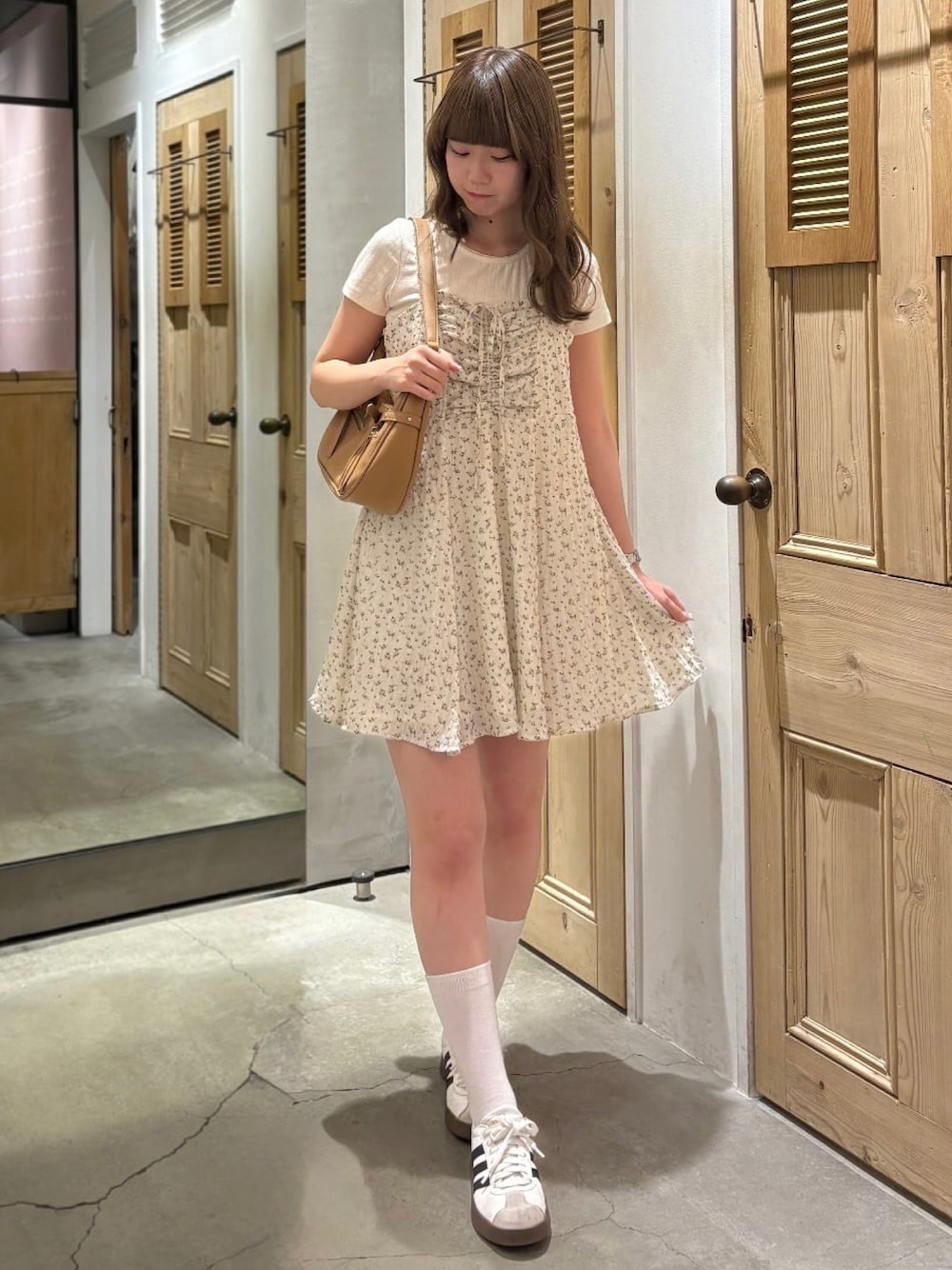 「夏ルックで気分アップ、ワンピース、ワンピーススタイル、ミニワンピ、キャミワンピ、archives、アルシーヴ、夏コーデ、韓国ファッション、韓国コーデ」｜「archivesの花柄ミニキャミワンピース（ワンピース、ホワイト系）」を使った、archivesさん（骨格ウェーブ・レディース・157cm）の夏コーディネートの1枚目の写真