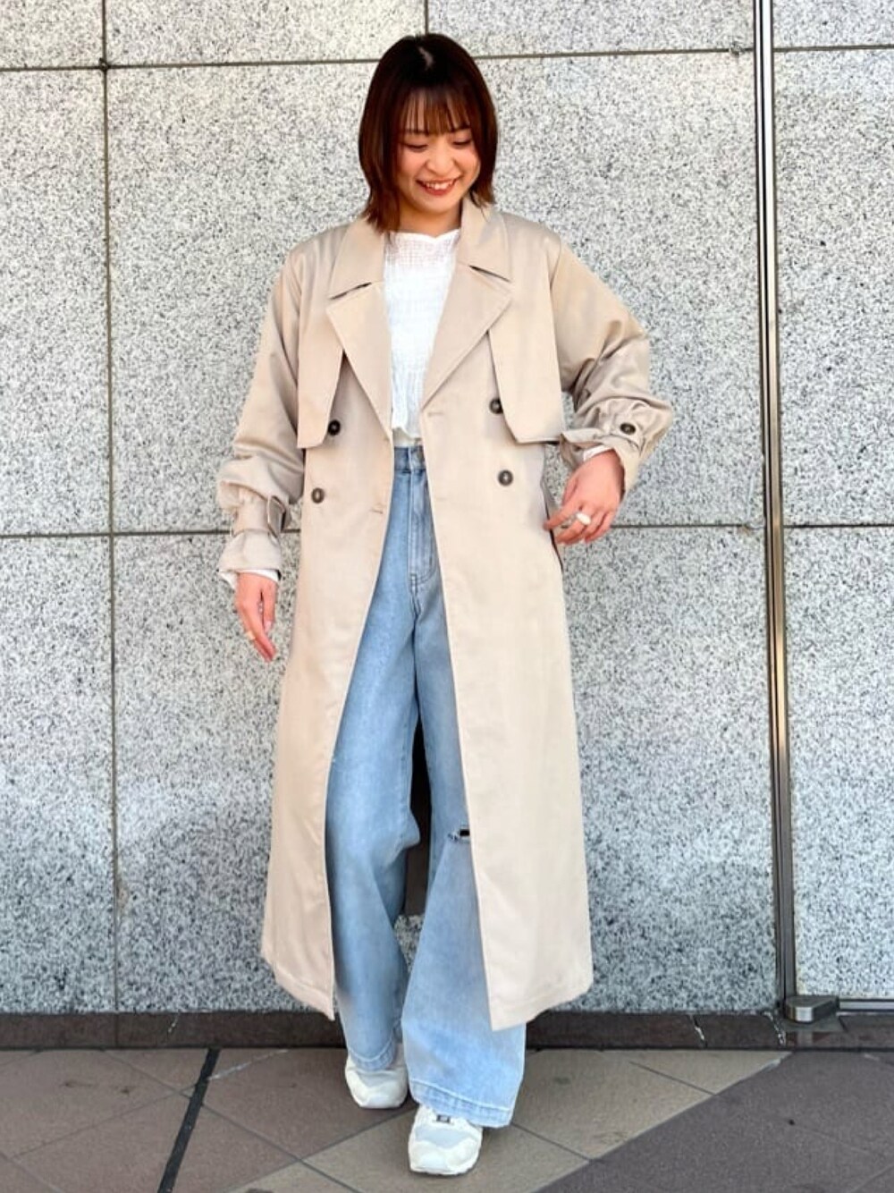 「春のおしゃ見えテクニック、春服みてみて、春ファッション、春アウター、トレンチコート、デニムコーデ、トレンチコート×デニム、大人カジュアル、パンツスタイル、春のNewスタイル、アルシーヴ(archives)、アウターコーデ、ボリューム袖、archives」｜「archivesのダメージデニム（デニムパンツ、ブルー系）」を使った、archivesさん（レディース・162cm）の春コーディネートの1枚目の写真