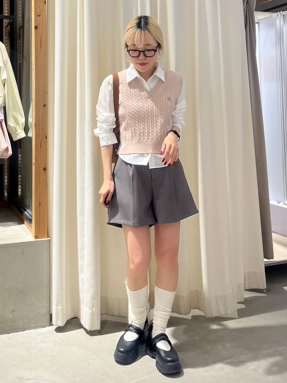 「アルシーヴ(archives)、アルシーヴ、archives、ベスト、ベスト×シャツ、シャツ、ハーフパンツ、韓国っぽ、トラッド、2025ss、トレンドコーデ、セットアイテム、スクールテイスト」｜「archivesのＶネックケーブルニットベスト×シャツＳＥＴ（アンサンブル、ピンク系）」を使った、archivesさん（骨格ウェーブ・レディース・153cm）の春コーディネートの1枚目の写真