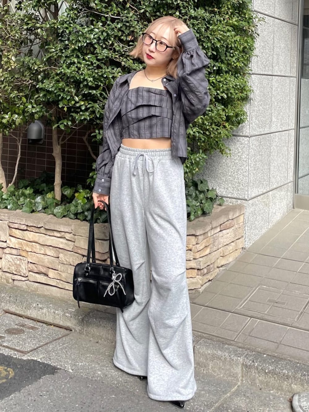 「休日スタイル、お出かけコーデ、韓国ファッション、シャツスタイル、スウェットパンツ、スクエアバッグ、春コーデ、テーマパークコーデ、アルシーヴ(archives)」｜「archivesのチェックタックビスチェ×シャツＳＥＴ（アンサンブル、グレー系）」を使った、archivesさん（レディース・157cm）の冬コーディネートの1枚目の写真