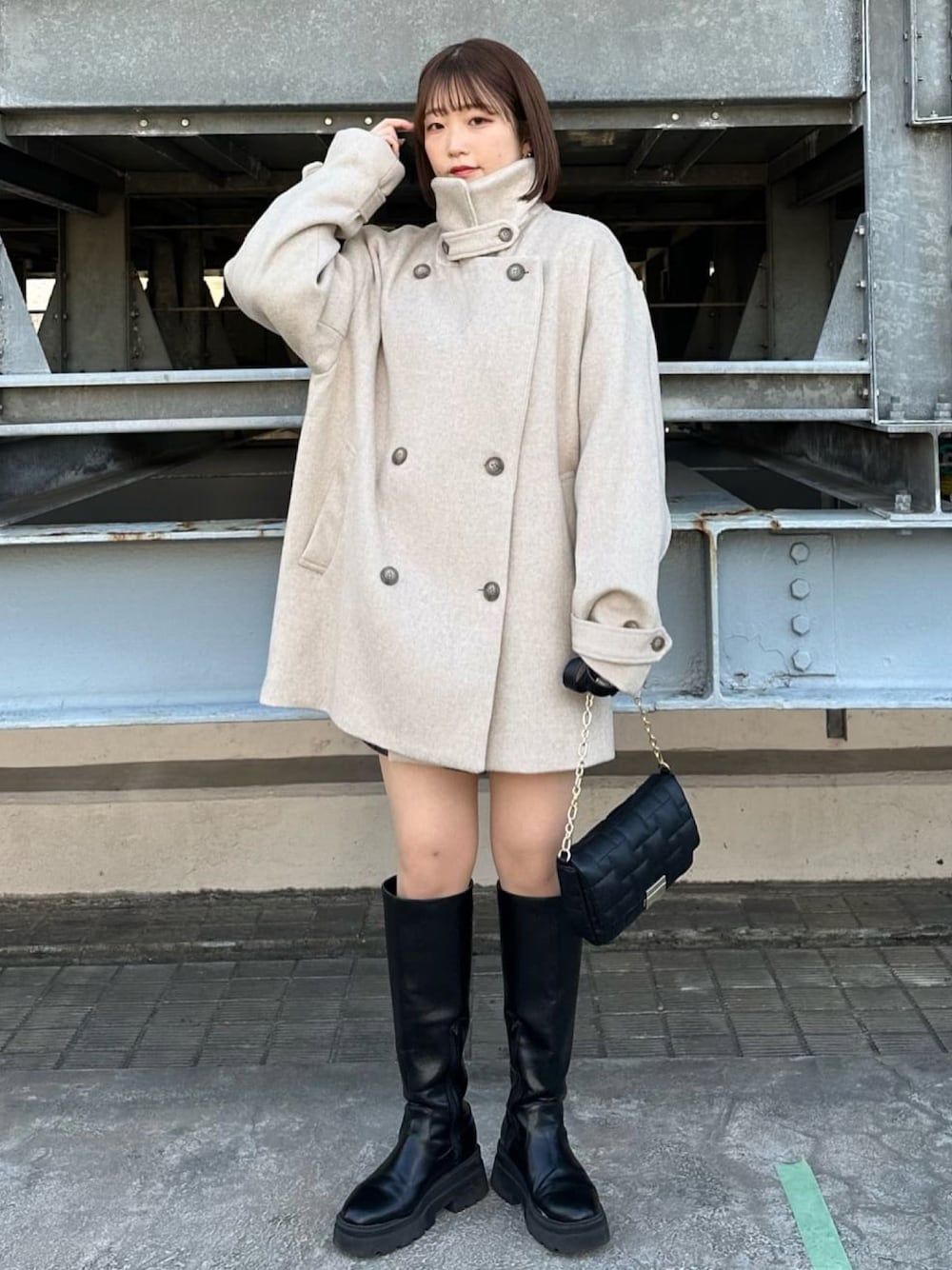 「冬のコーデ、オトナカジュアル、お出かけコーデ、休日スタイル、着回しコーデ、クリスマスに着たい服、デートコーデ、アウター、アウターコーデ、ミドルコート、ロングブーツ、アルシーヴ(archives)」｜「archivesのブロックキルトチェーンバッグ（ショルダーバッグ、ブラック系）」を使った、archivesさん（レディース・157cm）の冬コーディネートの1枚目の写真