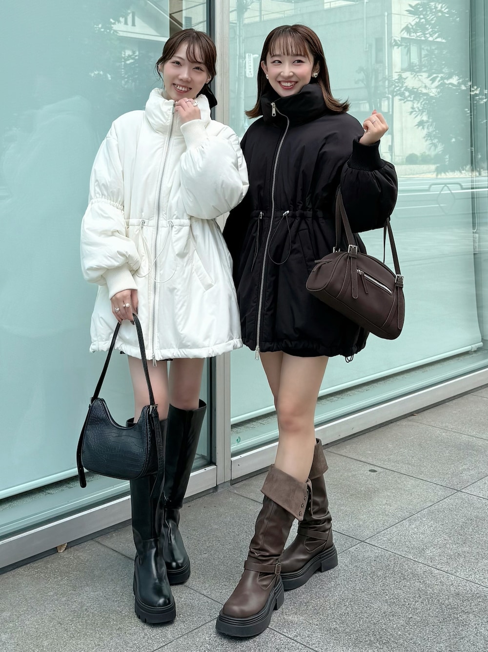 ブラック系のブルゾン、ホワイト系のブルゾン、ブラック系のショルダーバッグを着用したレディースの秋コーディネートの1枚目の写真