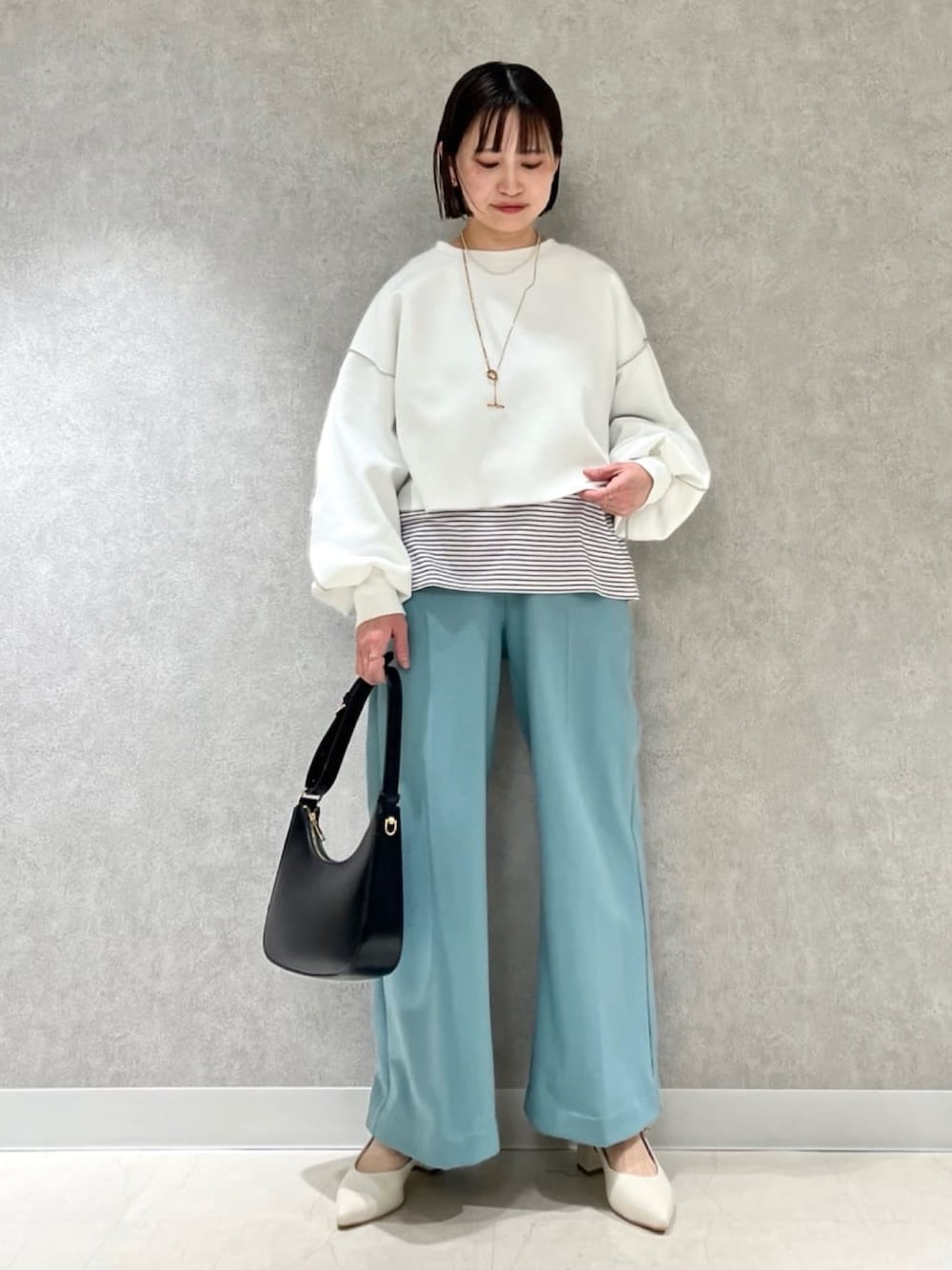 「春のおしゃ見えテクニック、春服みてみて、春コーデ、春ファッション、トレーナー、ダンボール素材、スウェットコーデ、カラーパンツ、スラックスコーデ、レイヤードスタイル、オトナ女子、大人カジュアル、ママコーデ、カラーコーデ、アルシーヴ(archives)」｜「archivesのダンボールアウトメロープルオーバー（Tシャツ/カットソー、ホワイト系）」を使った、archivesさん（レディース・151cm）の春コーディネートの1枚目の写真