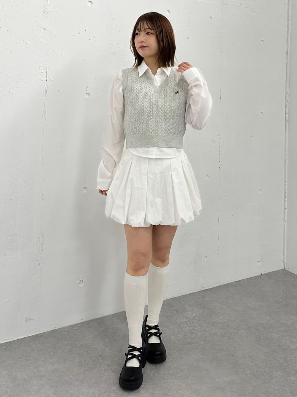「春めき満開コーデ、アルシーヴ(archives)、アルシーヴ、archives、archivesスカート、ベスト×シャツ、韓国っぽ、韓国コーデ、韓国ファッション、ハイソックス、バルーンスカート、バルーンミニ、ミニスカート」｜「archivesのＶネックケーブルニットベスト×シャツＳＥＴ（アンサンブル、グレー系）」を使った、archivesさん（骨格ウェーブ・レディース・157cm）の春コーディネートの1枚目の写真